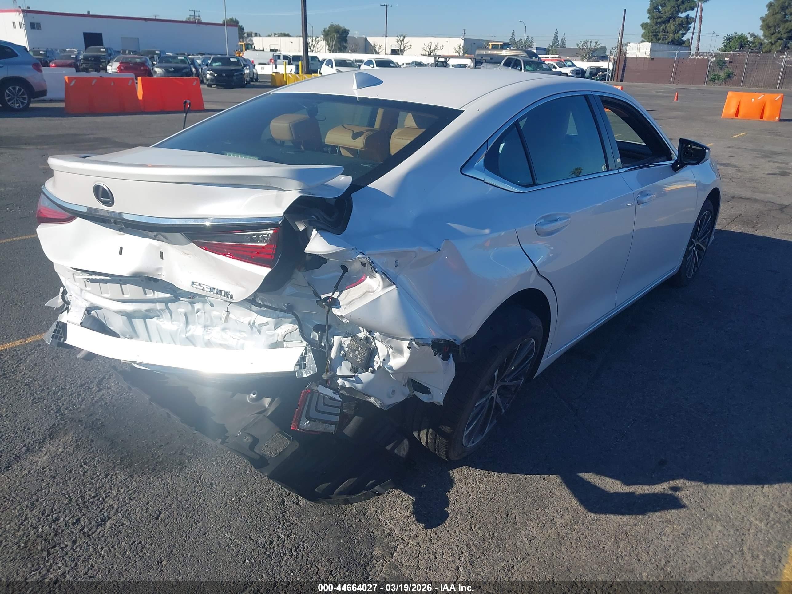 LEXUS ES image 4
