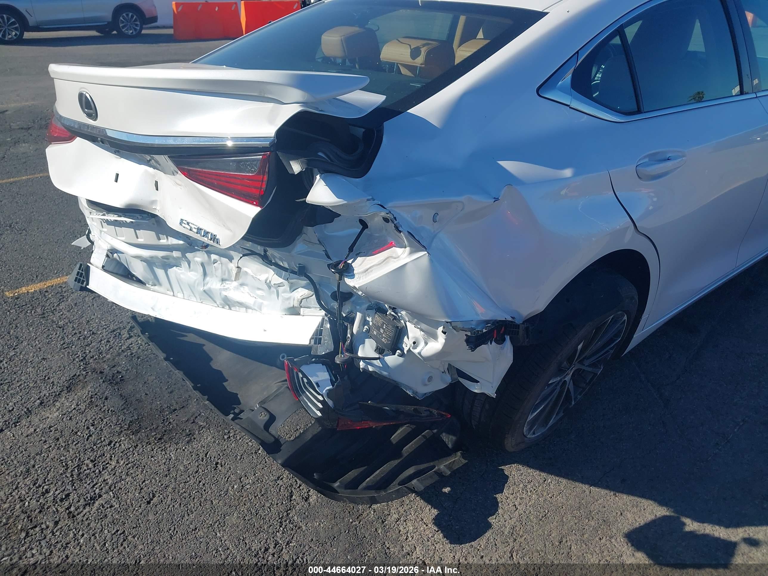 LEXUS ES image 6