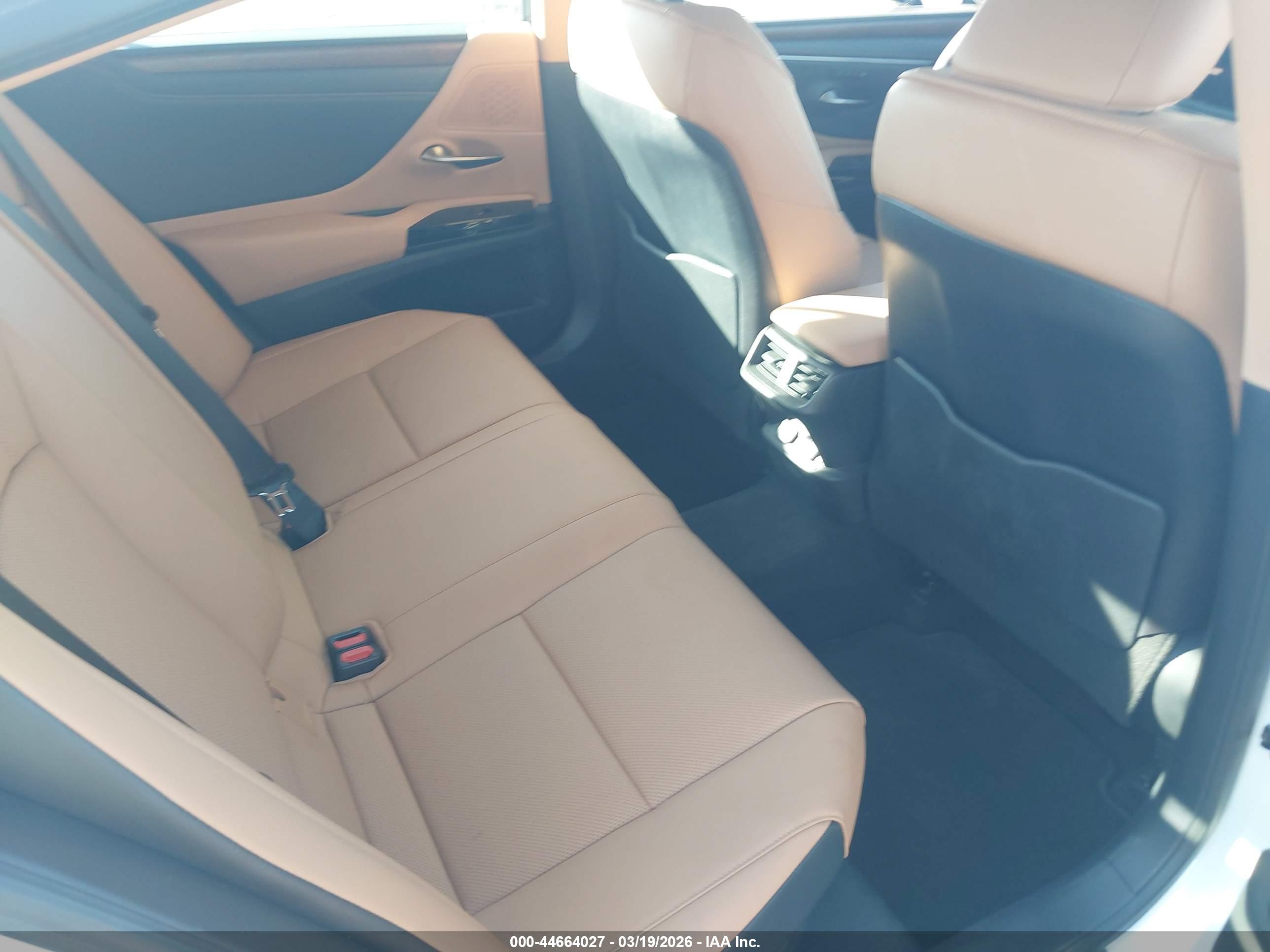 LEXUS ES image 8