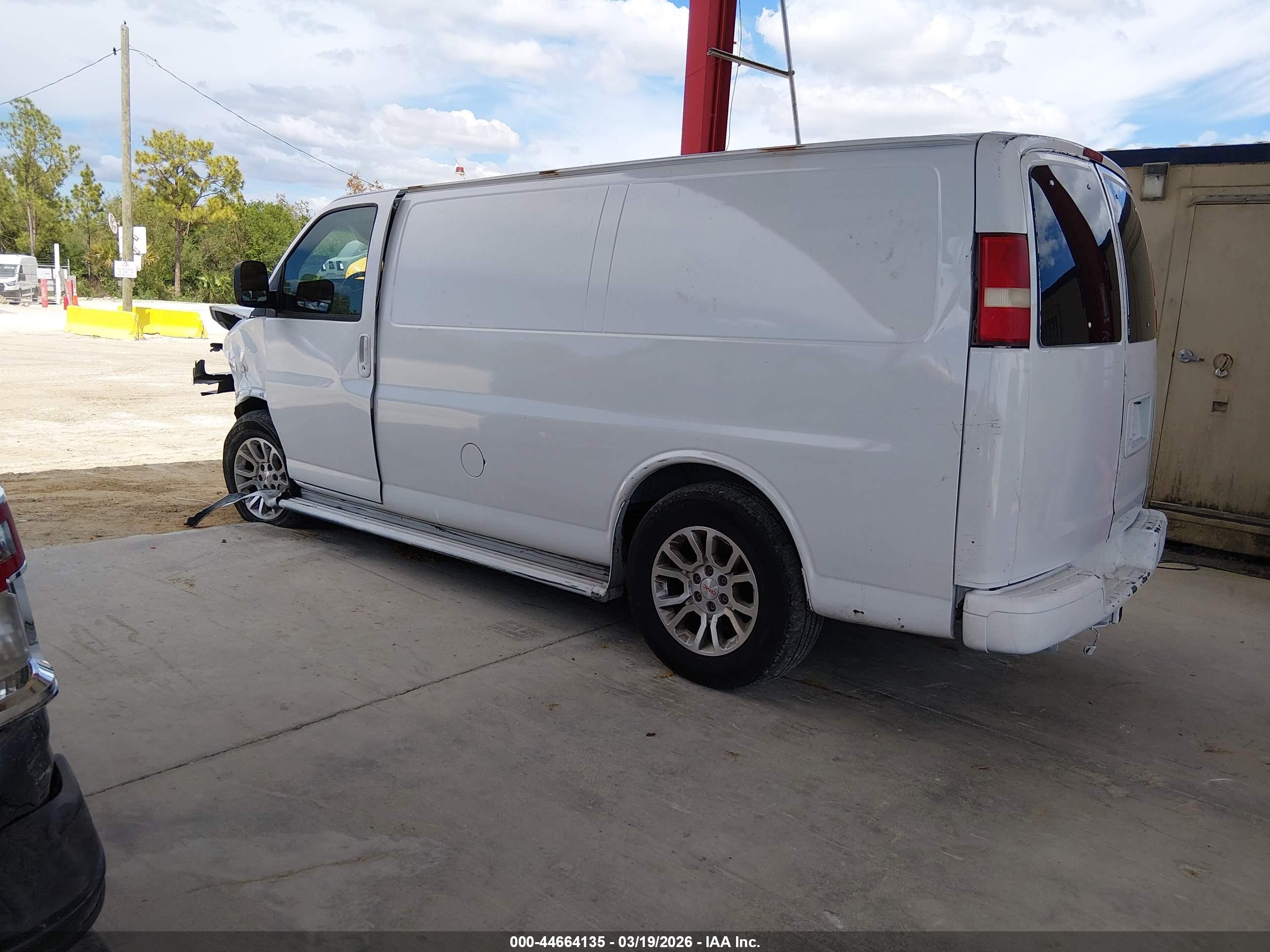 CHEVROLET EXPRESS image 3