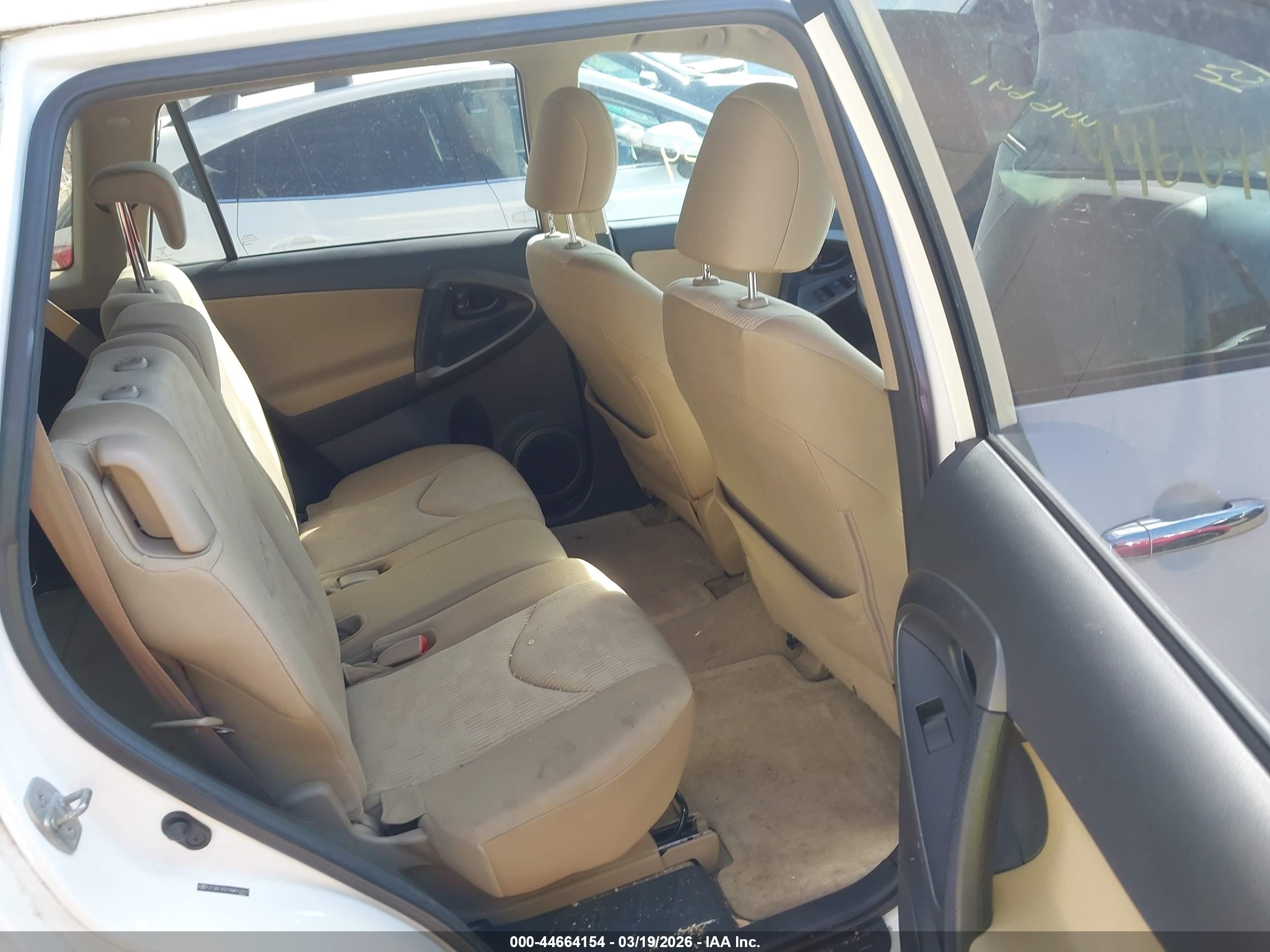 TOYOTA RAV4 image 8