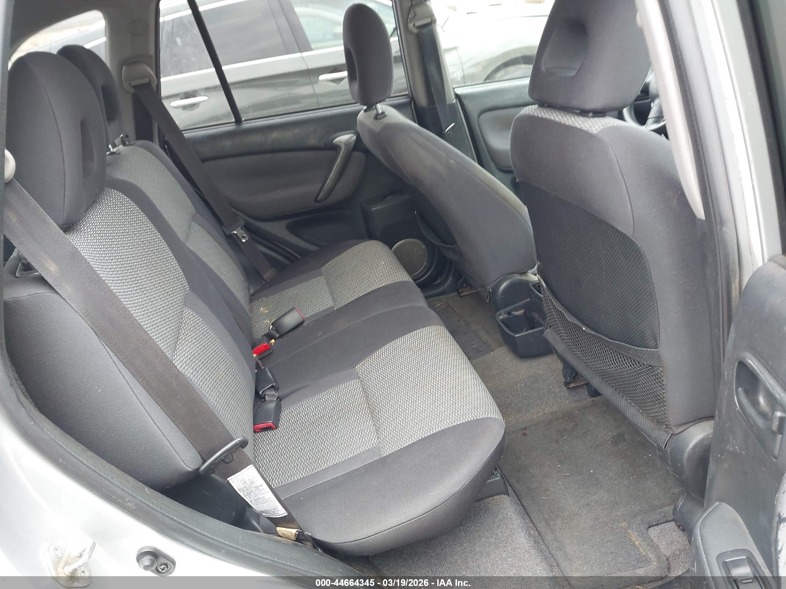TOYOTA RAV4 image 8