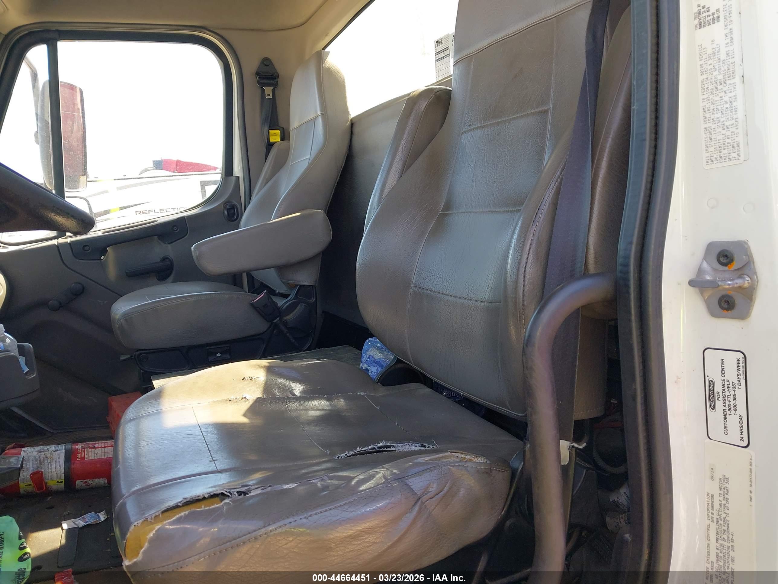 FREIGHTLINER M2 image 7