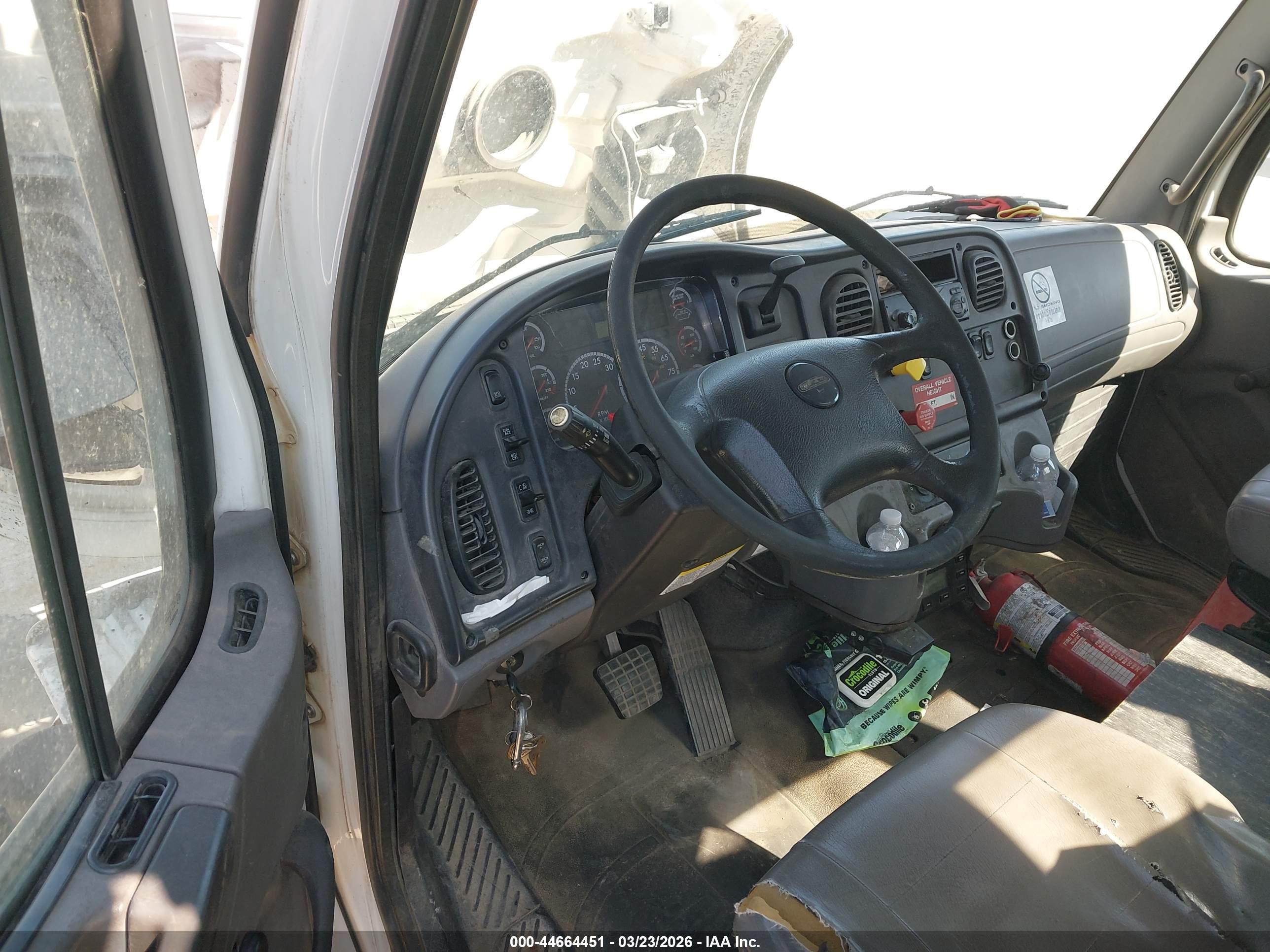 FREIGHTLINER M2 image 8