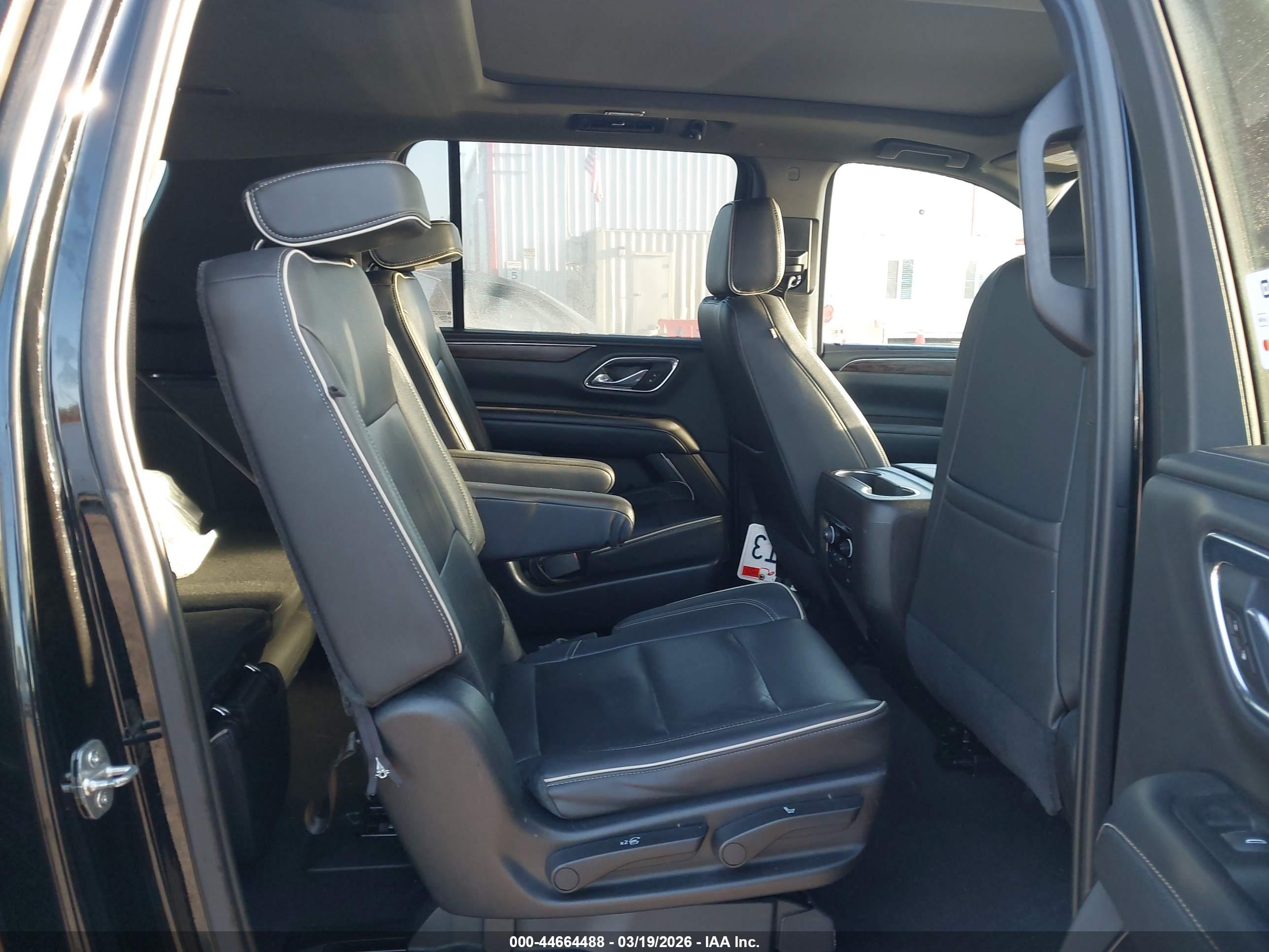 CHEVROLET SUBURBAN image 8