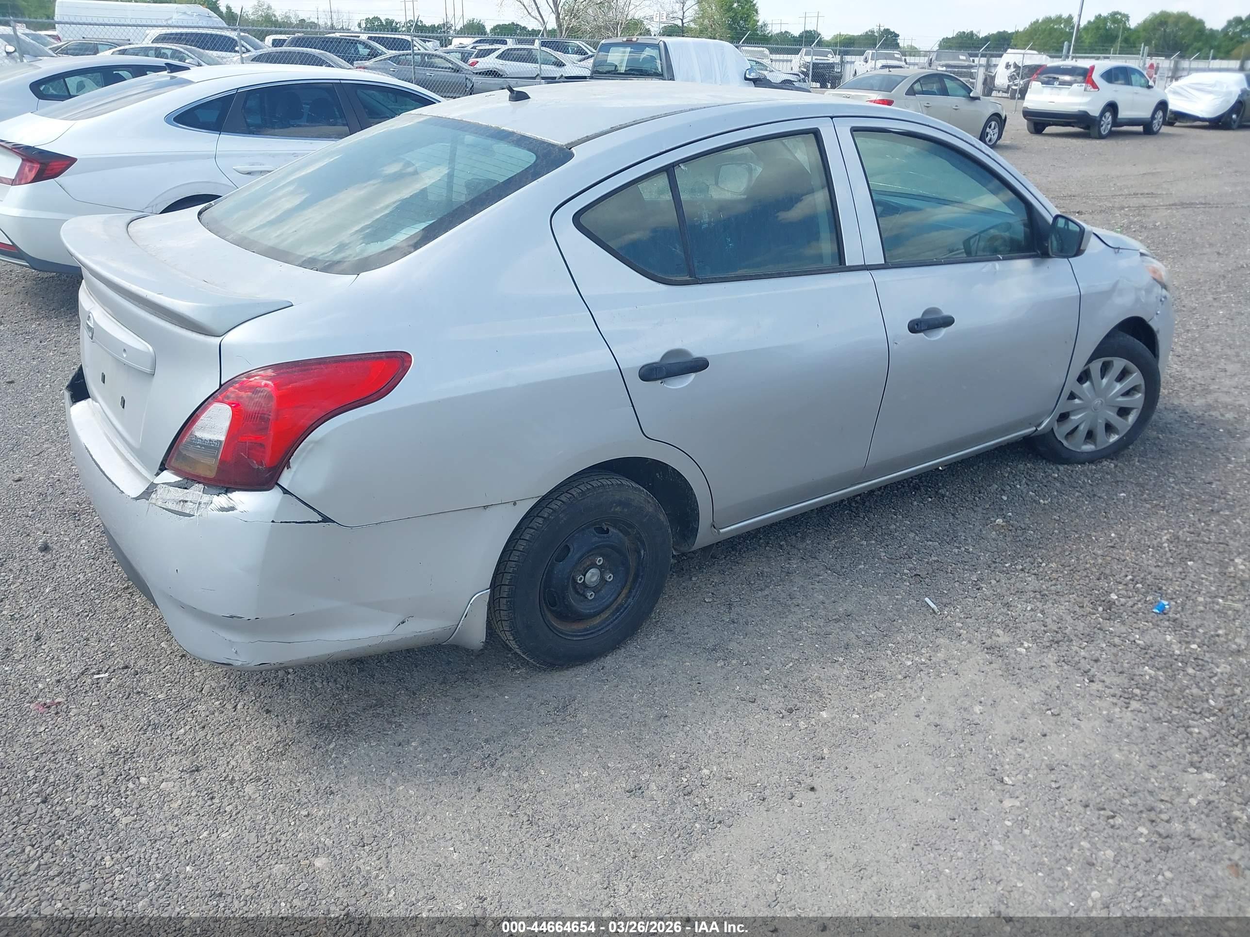 NISSAN VERSA image 4