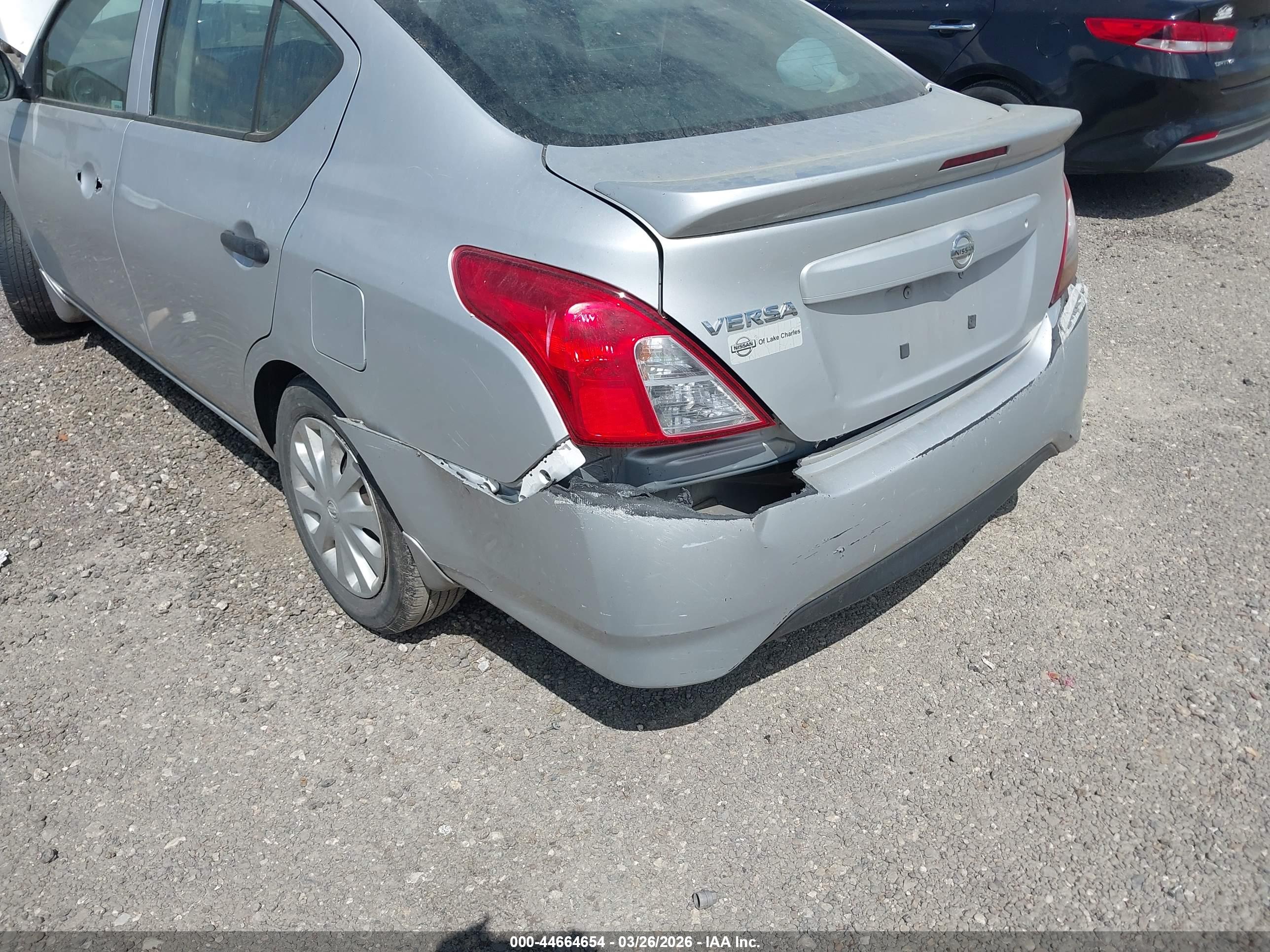 NISSAN VERSA image 6