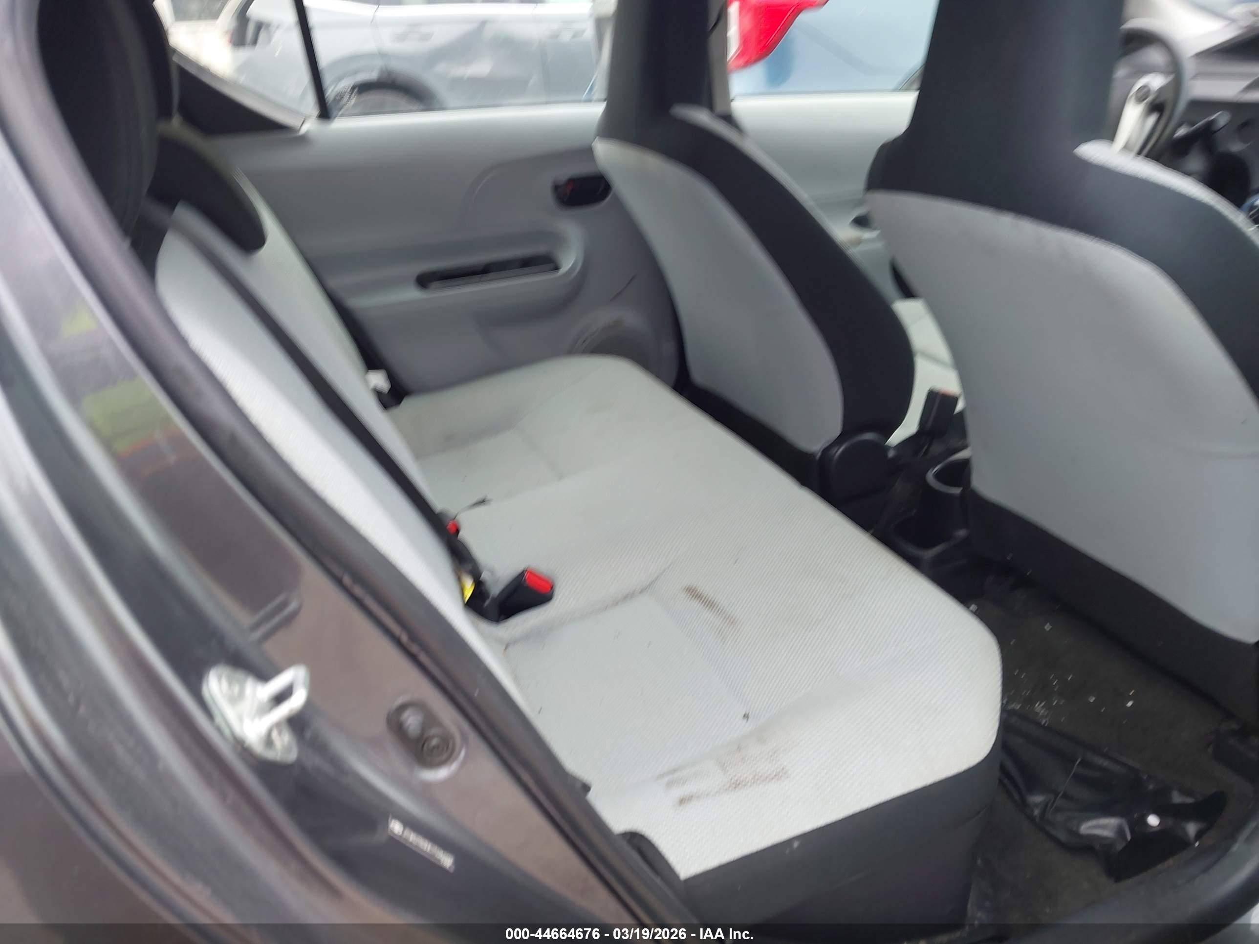 TOYOTA PRIUS image 8