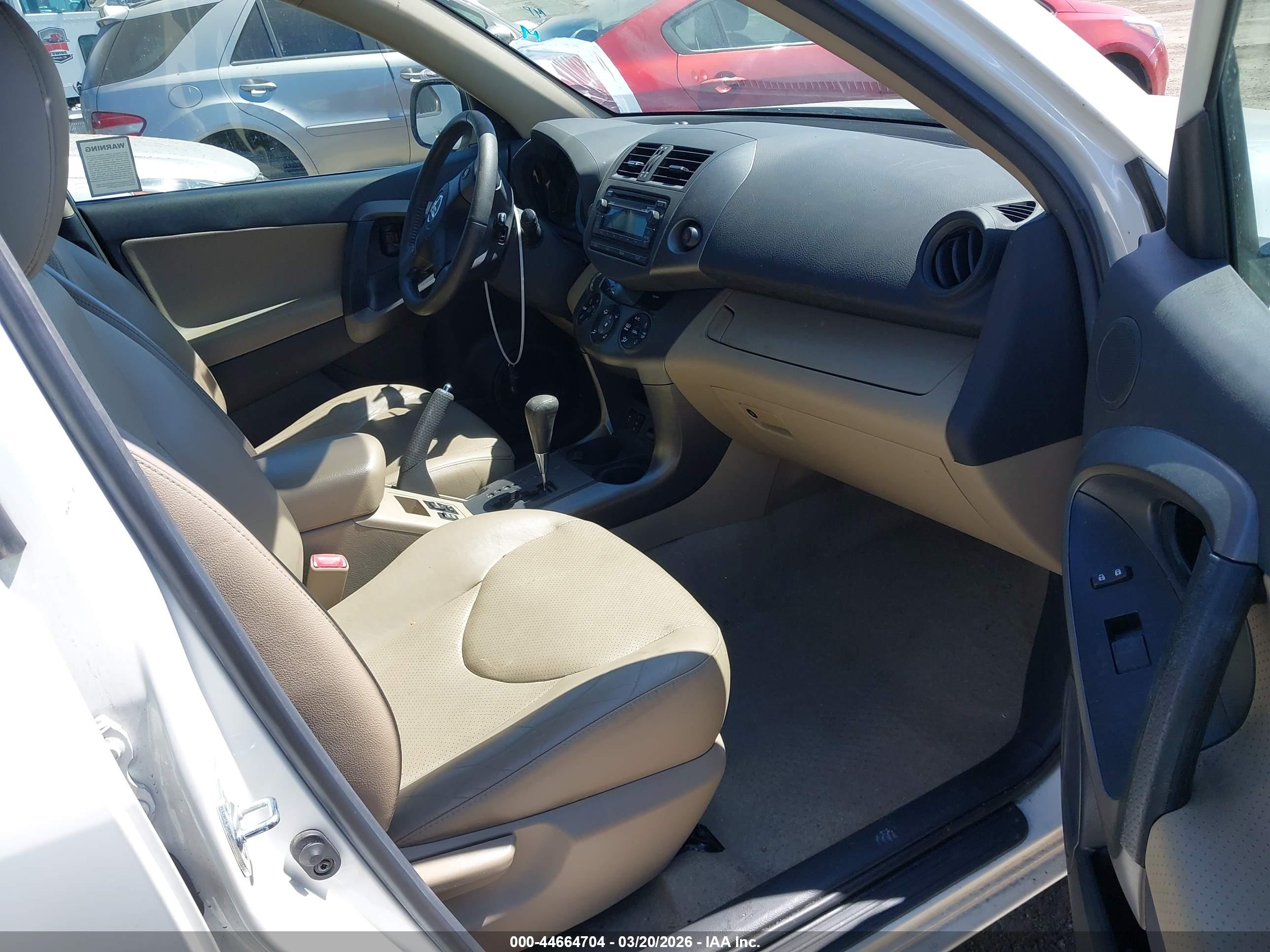 TOYOTA RAV4 image 5