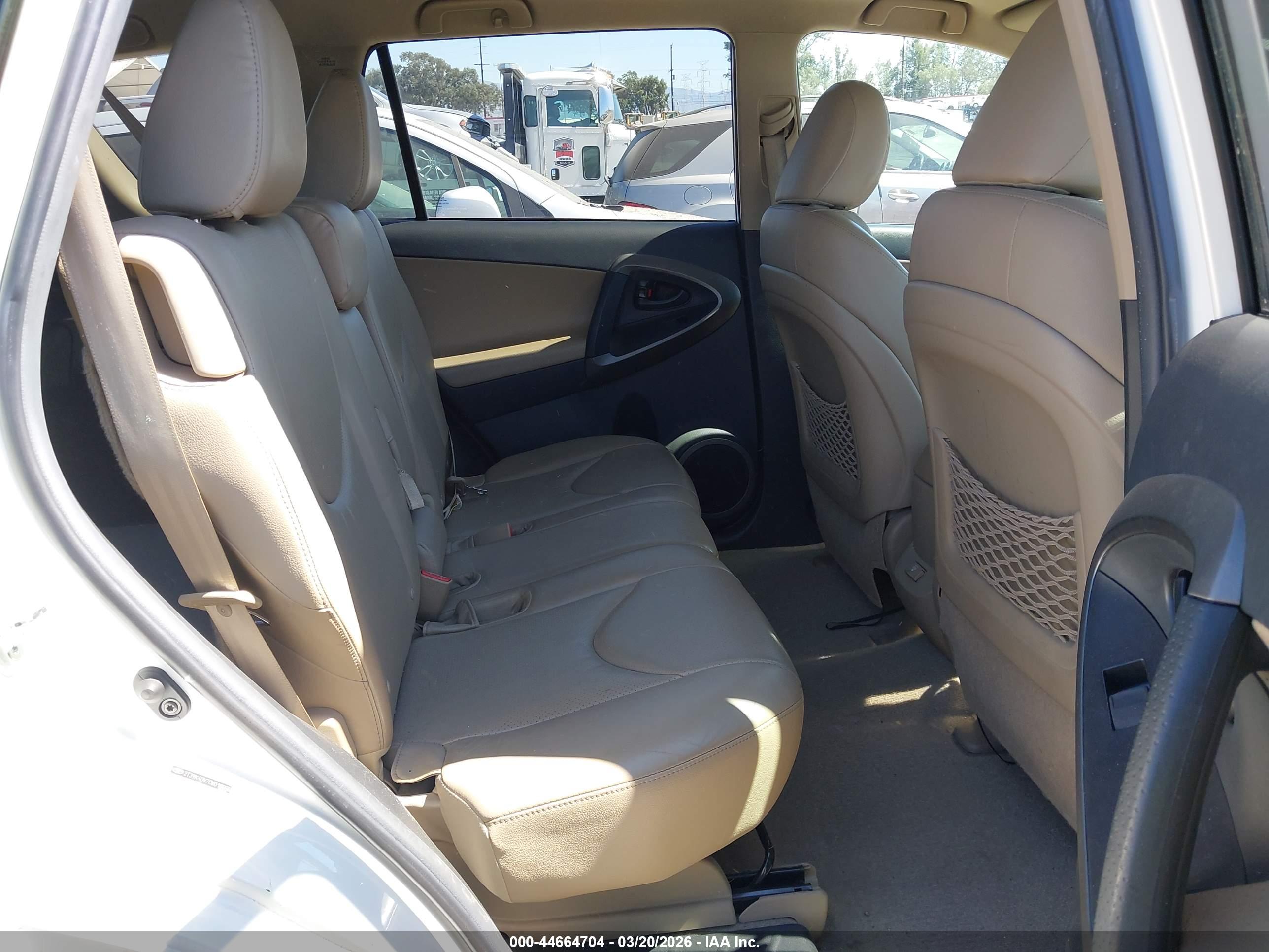 TOYOTA RAV4 image 8