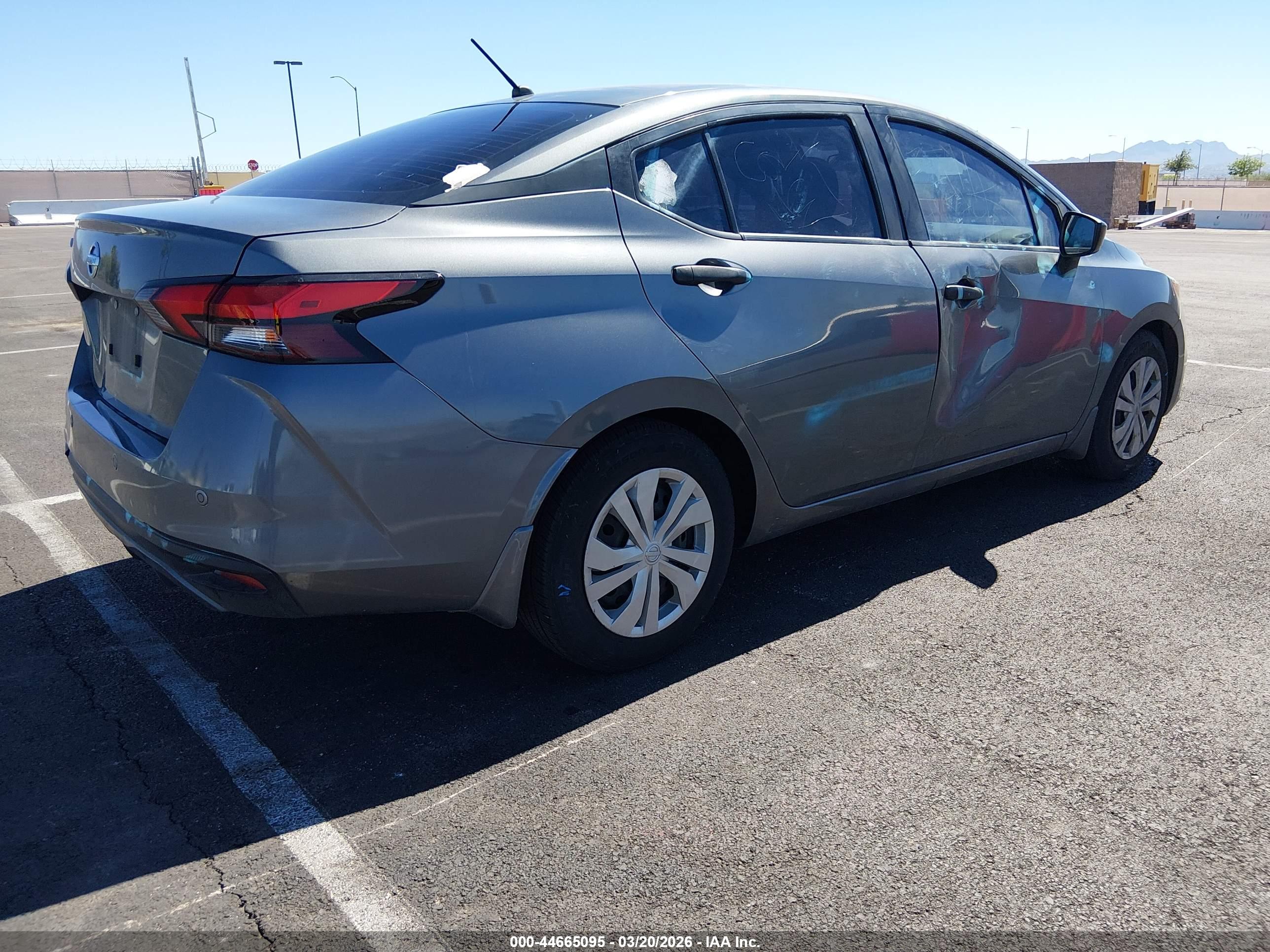 NISSAN VERSA image 4