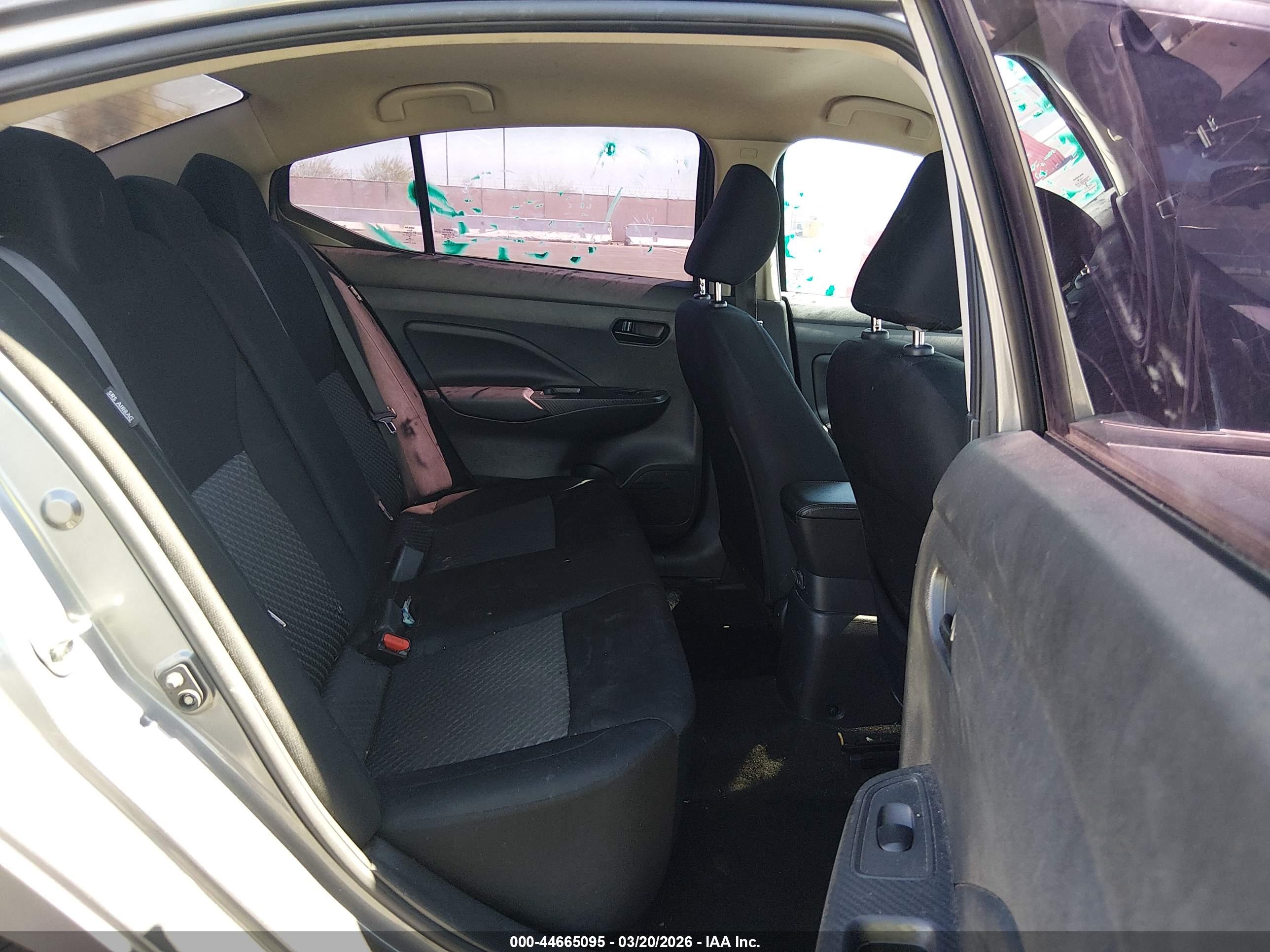 NISSAN VERSA image 8
