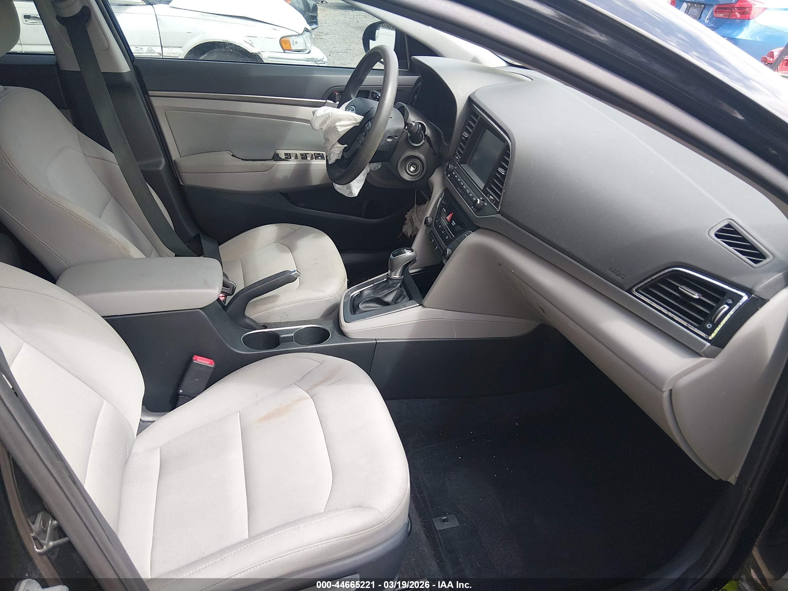 HYUNDAI ELANTRA image 5