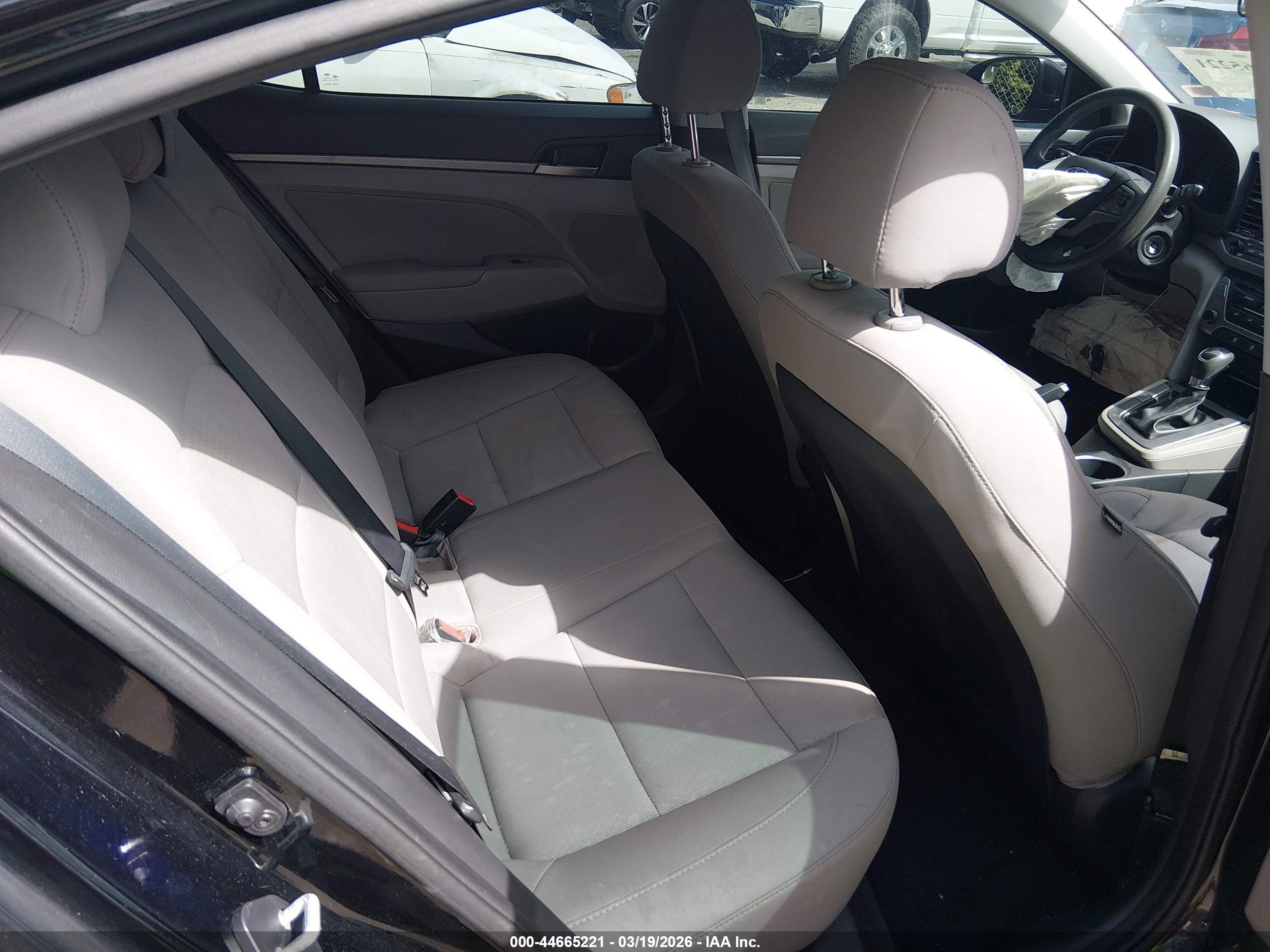 HYUNDAI ELANTRA image 8