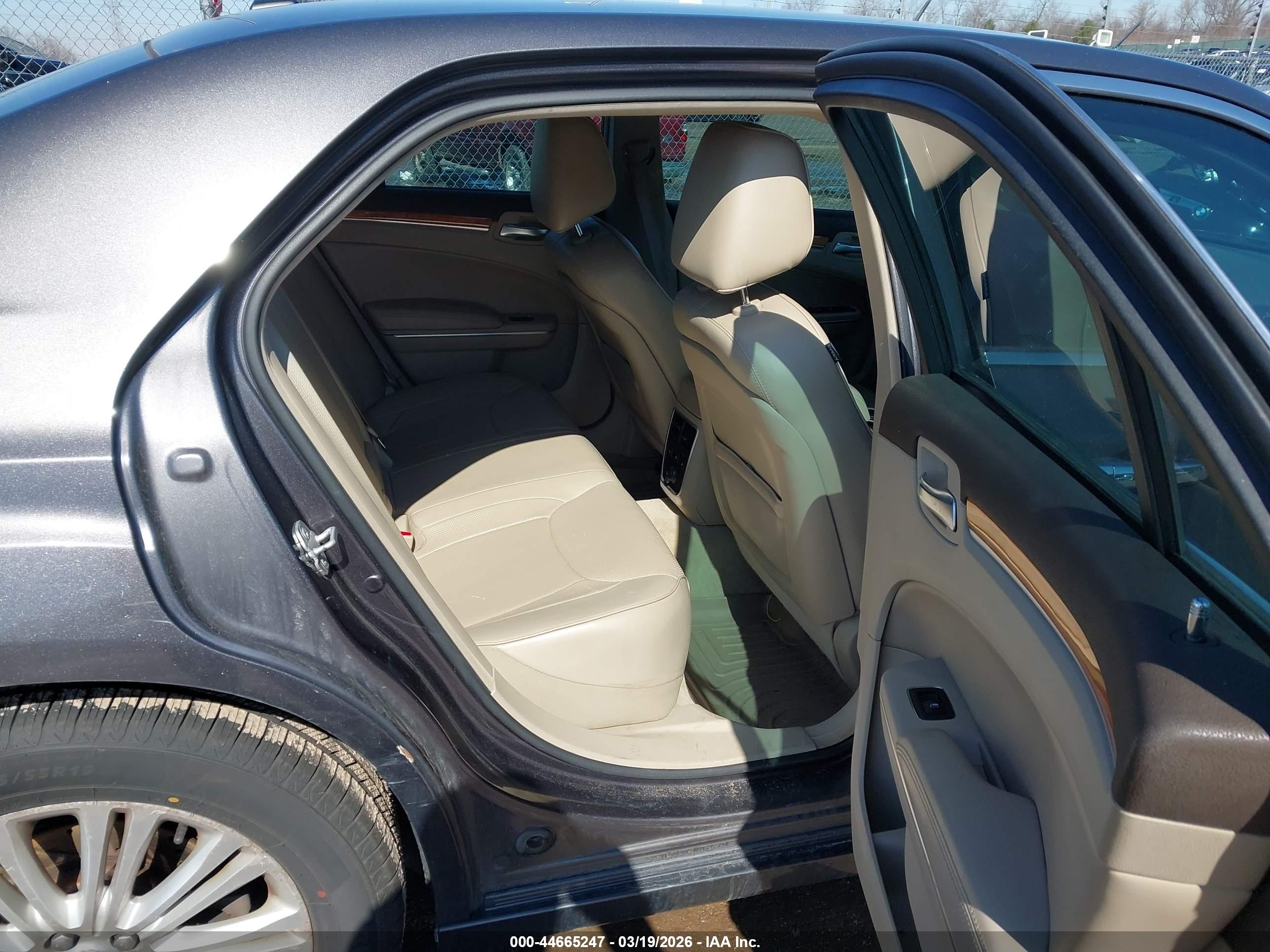 CHRYSLER 300C image 8