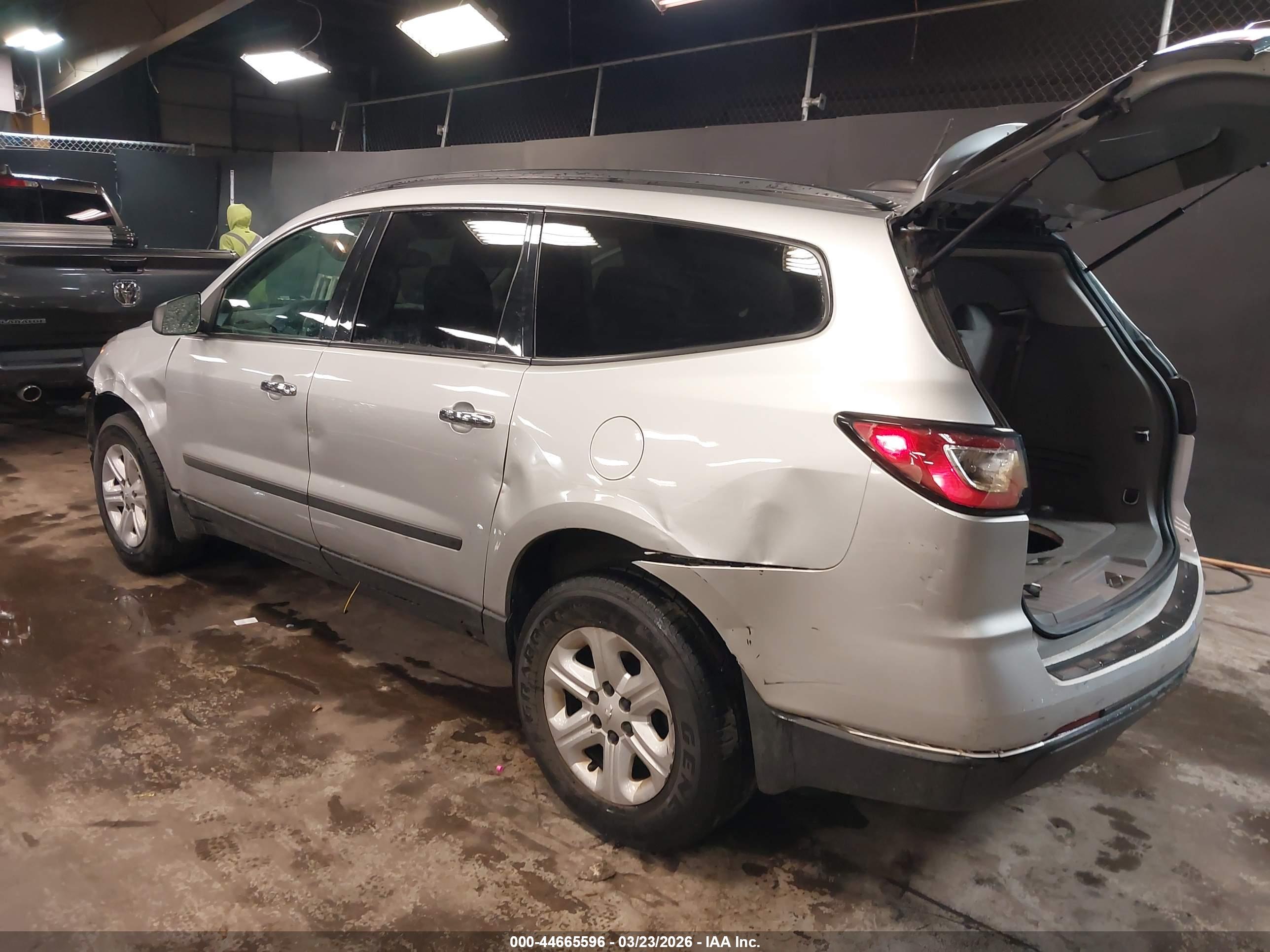 CHEVROLET TRAVERSE image 3