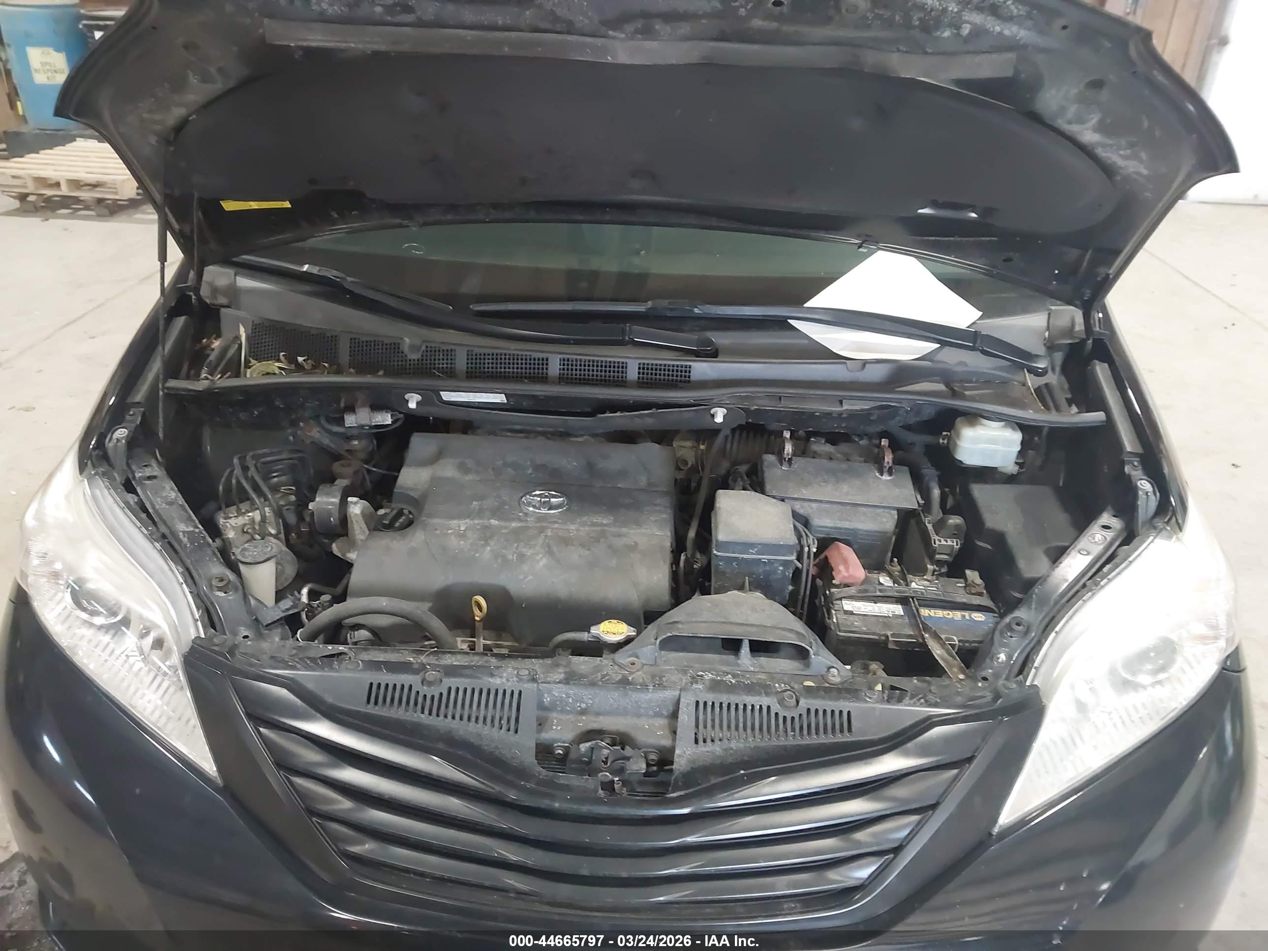 TOYOTA SIENNA image 10