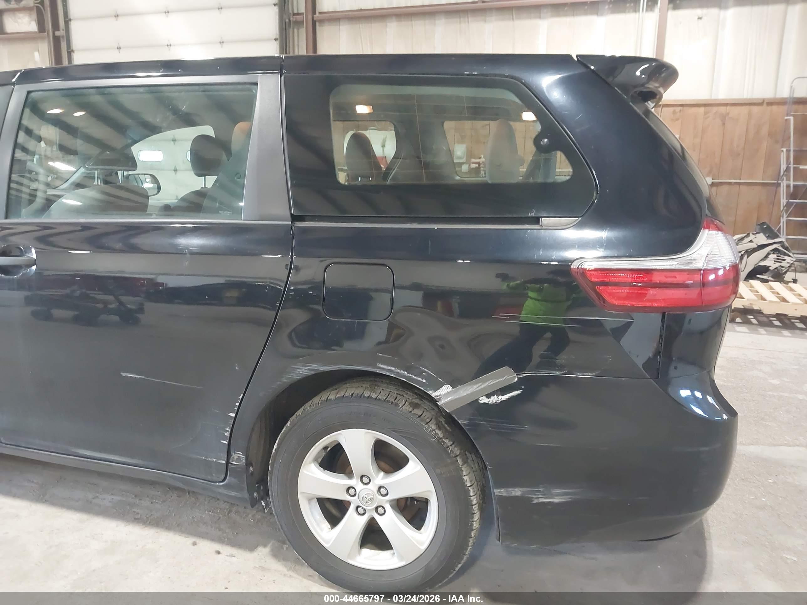 TOYOTA SIENNA image 6