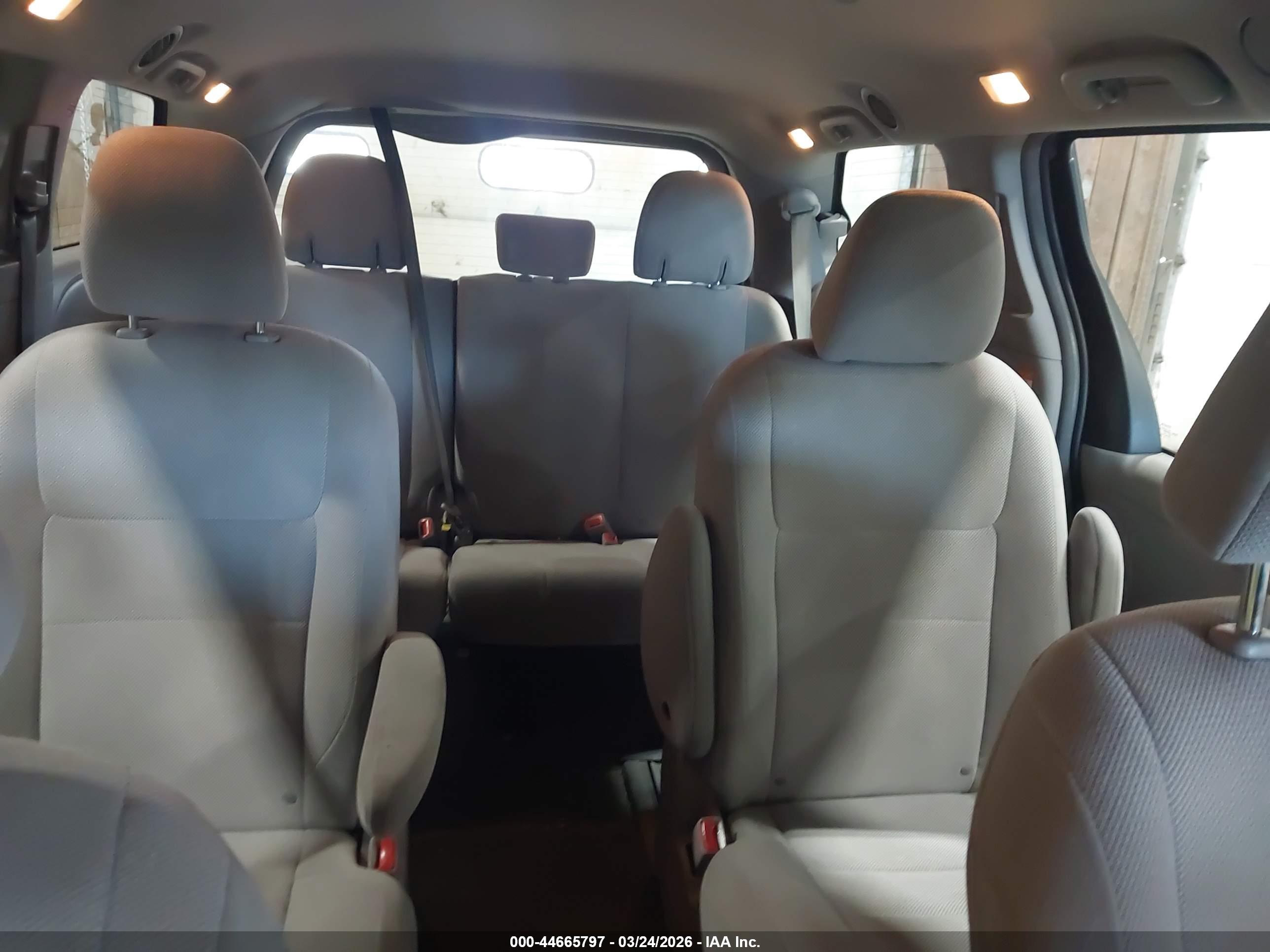 TOYOTA SIENNA image 8
