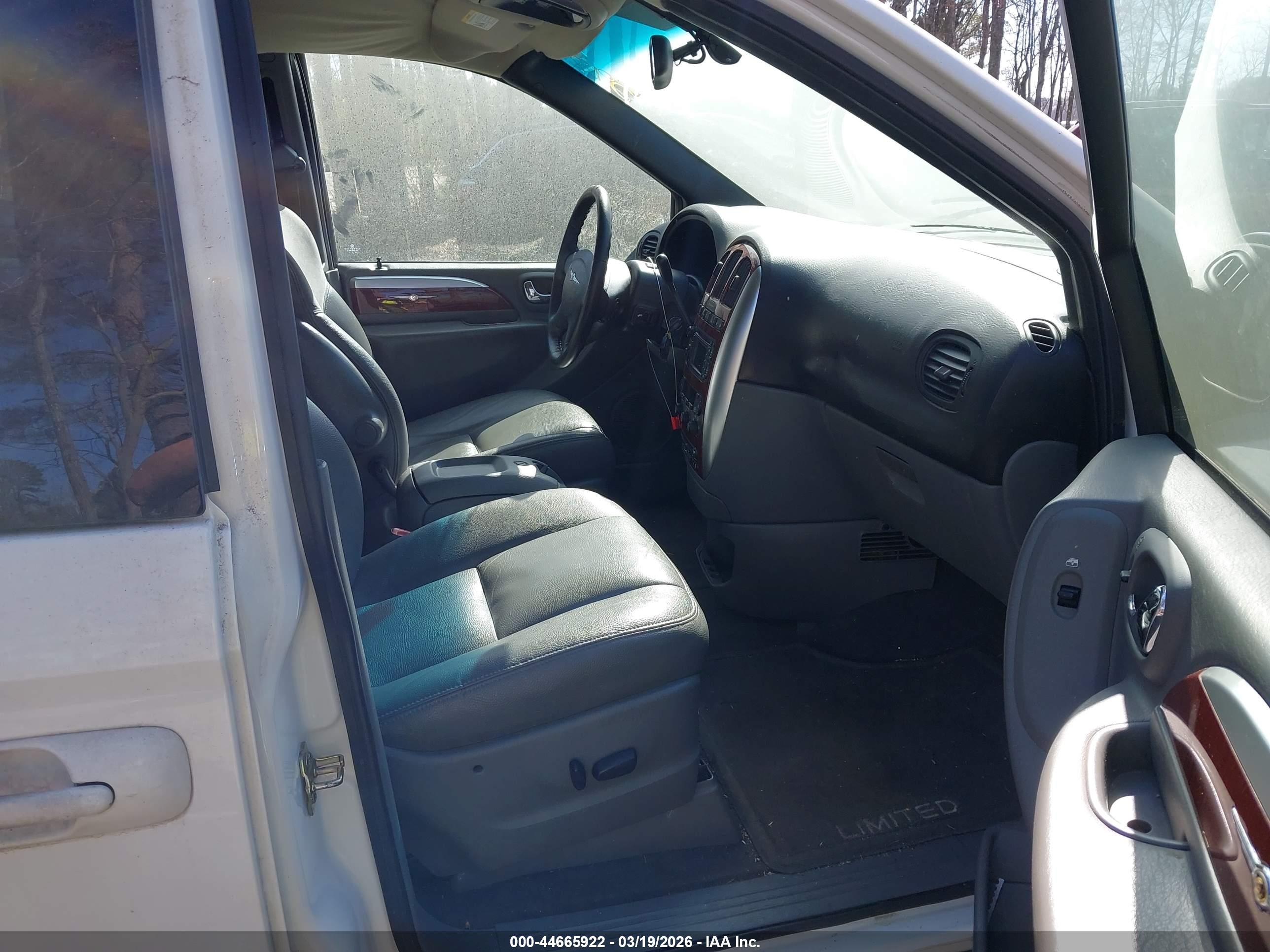 CHRYSLER TOWN image 5