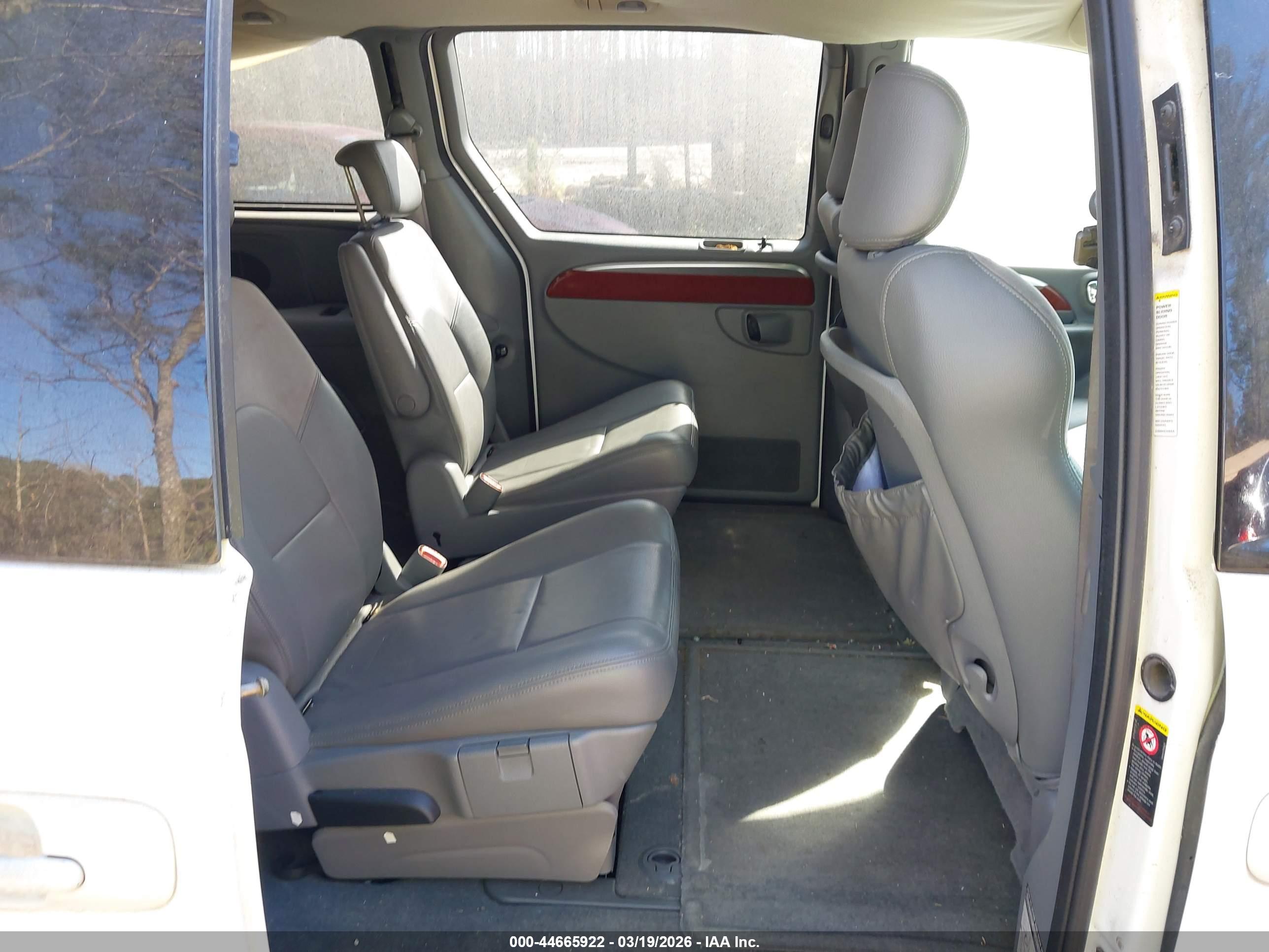 CHRYSLER TOWN image 8