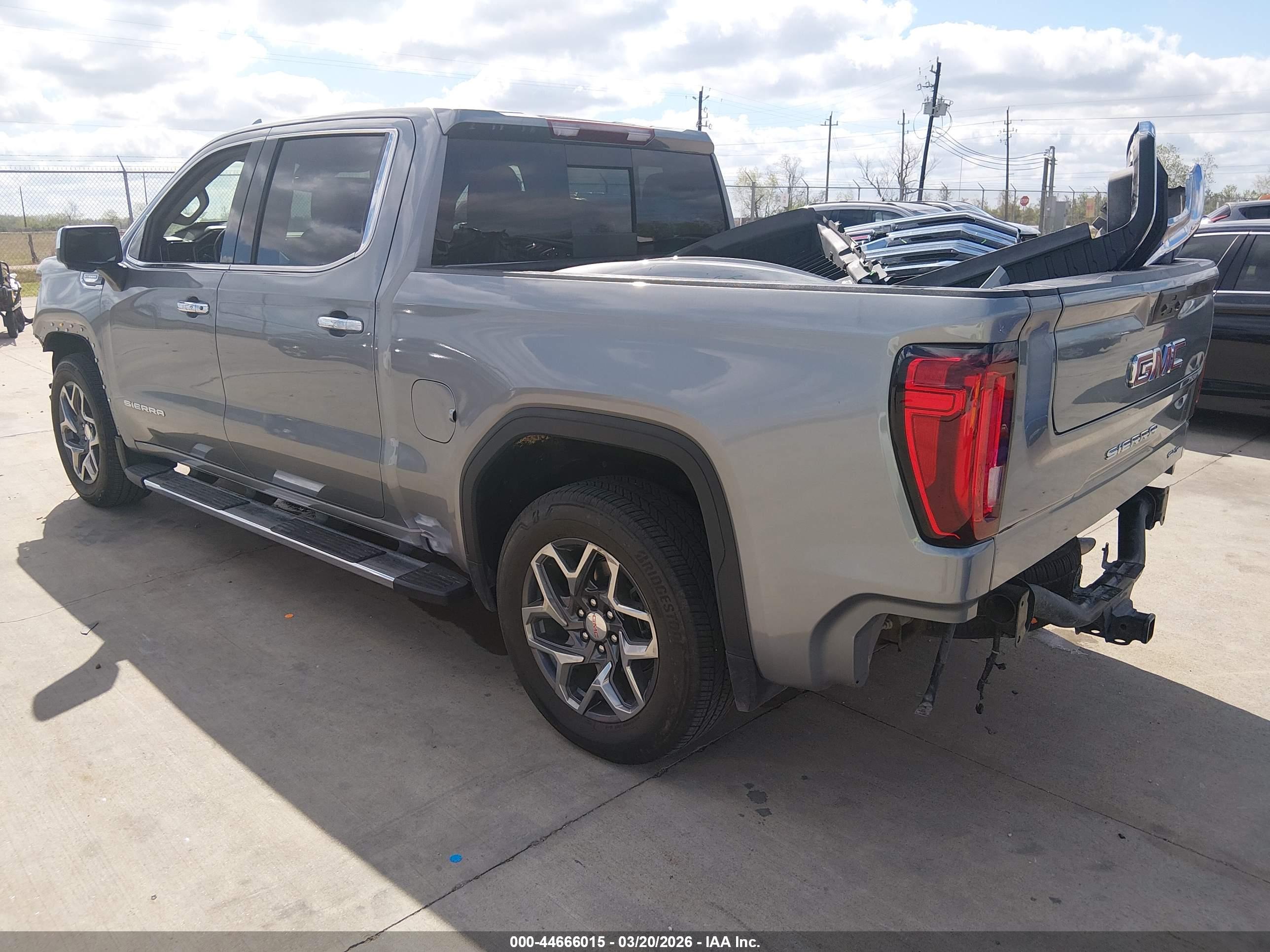 GMC SIERRA image 3