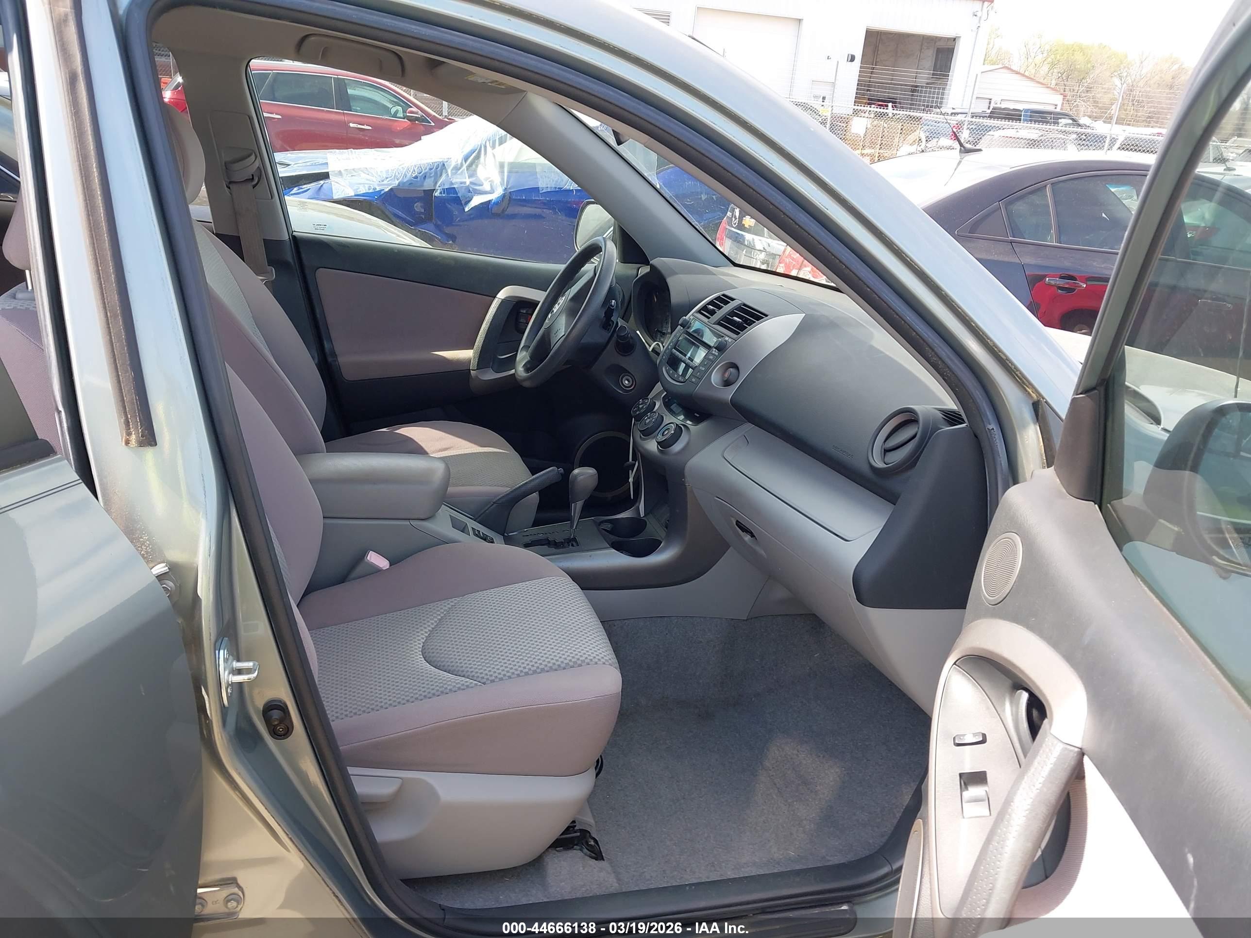 TOYOTA RAV4 image 5