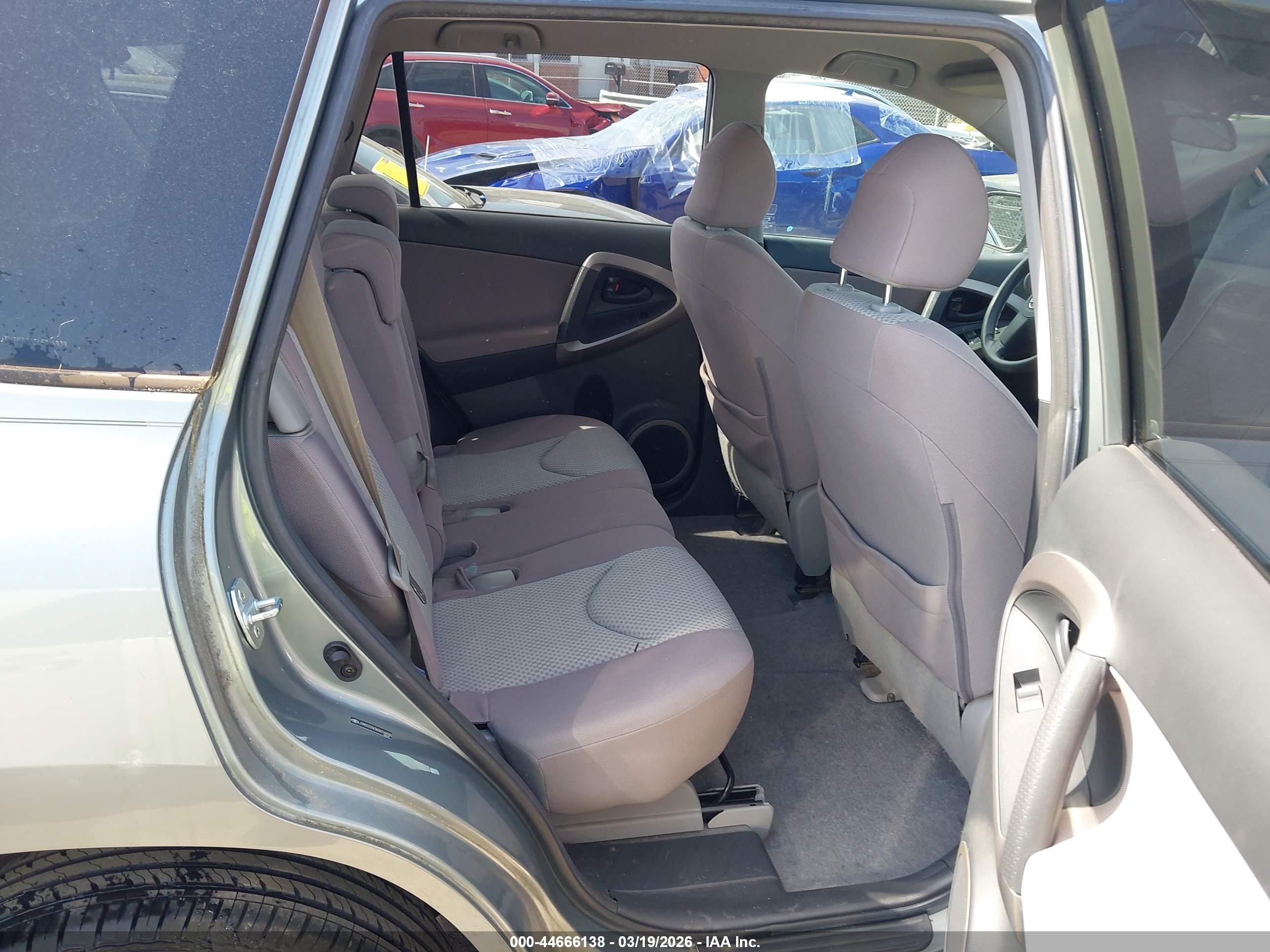TOYOTA RAV4 image 8