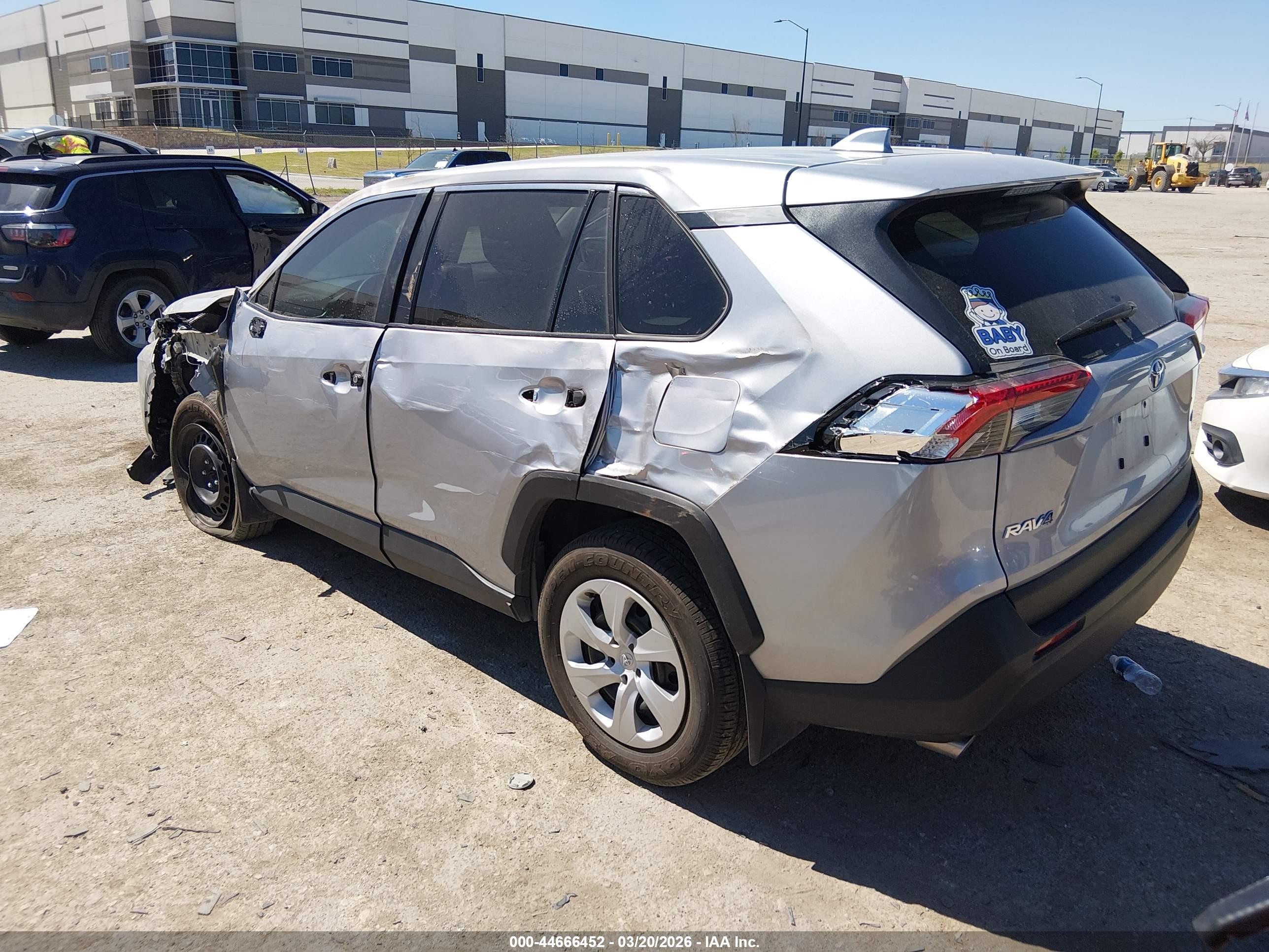 TOYOTA RAV4 image 3