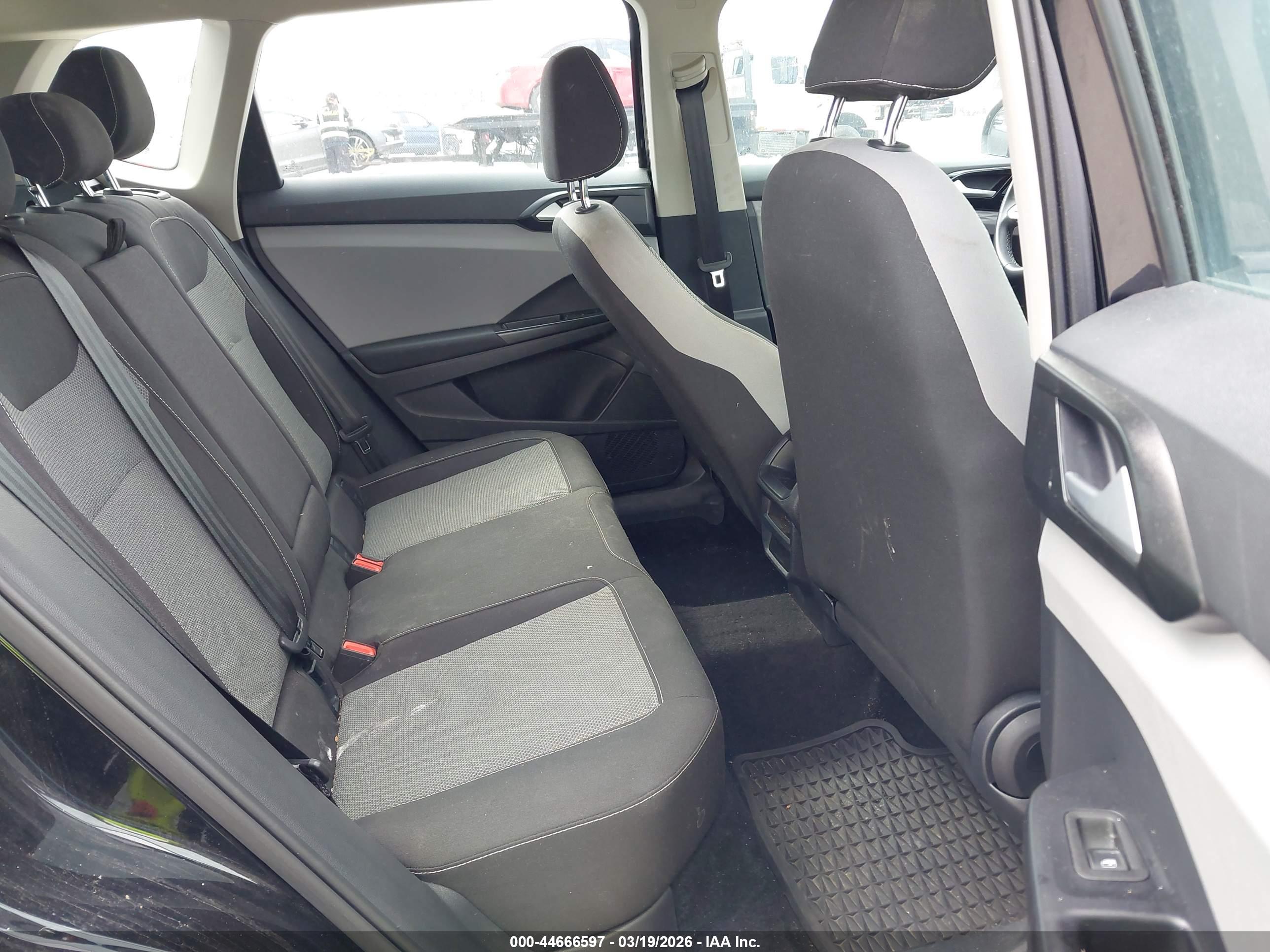 VOLKSWAGEN TAOS image 8