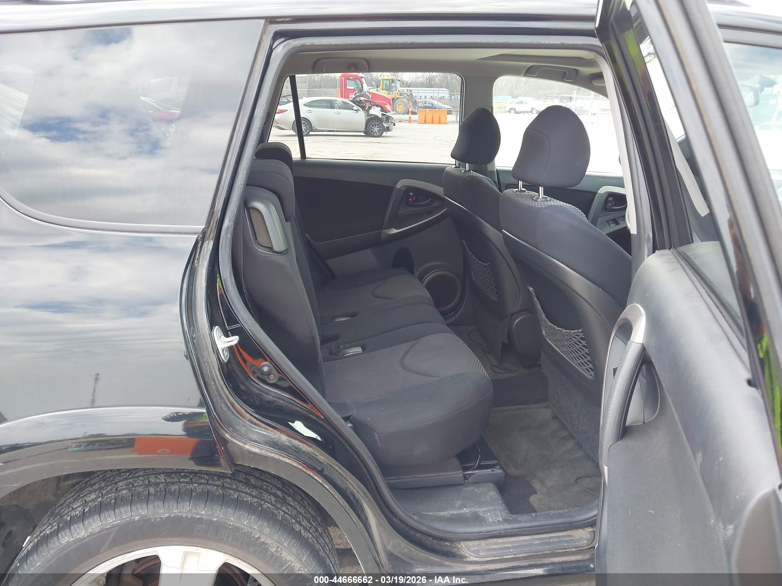 TOYOTA RAV4 image 8