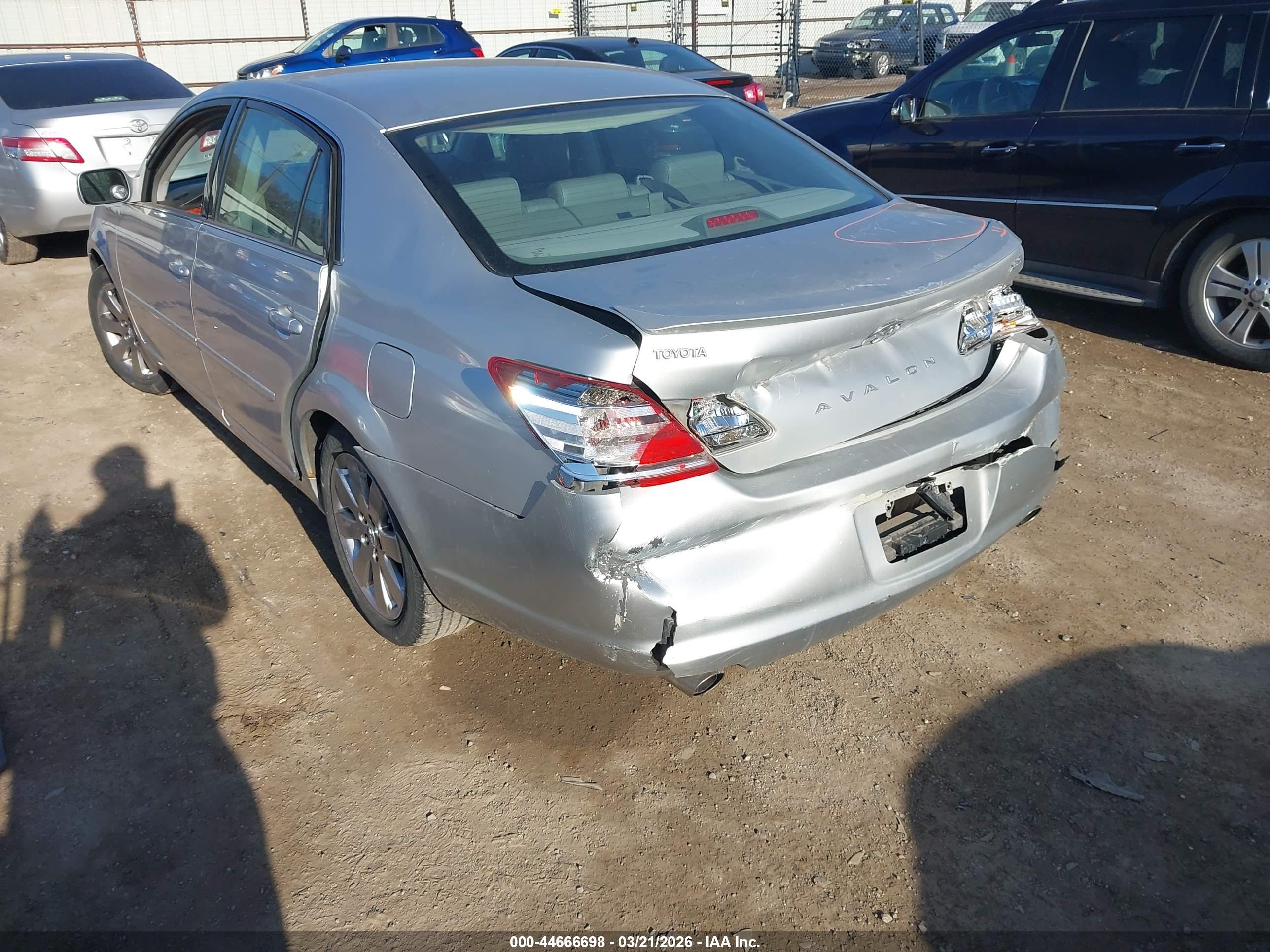 TOYOTA AVALON image 3