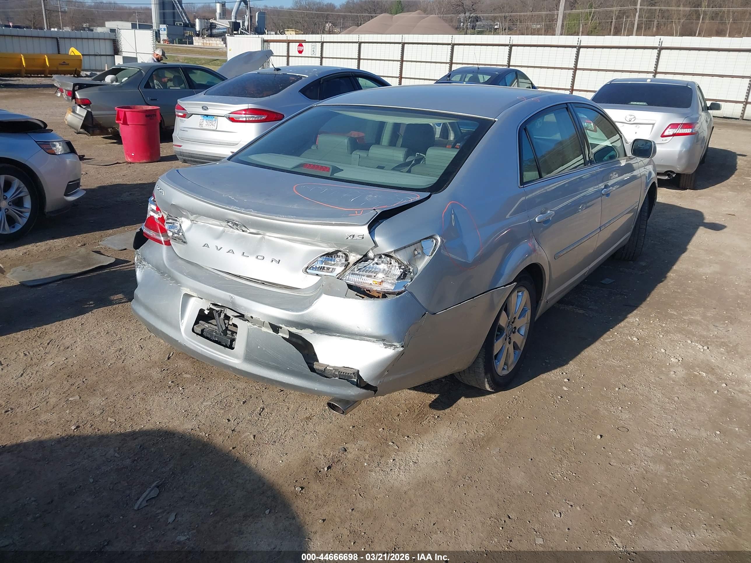 TOYOTA AVALON image 4