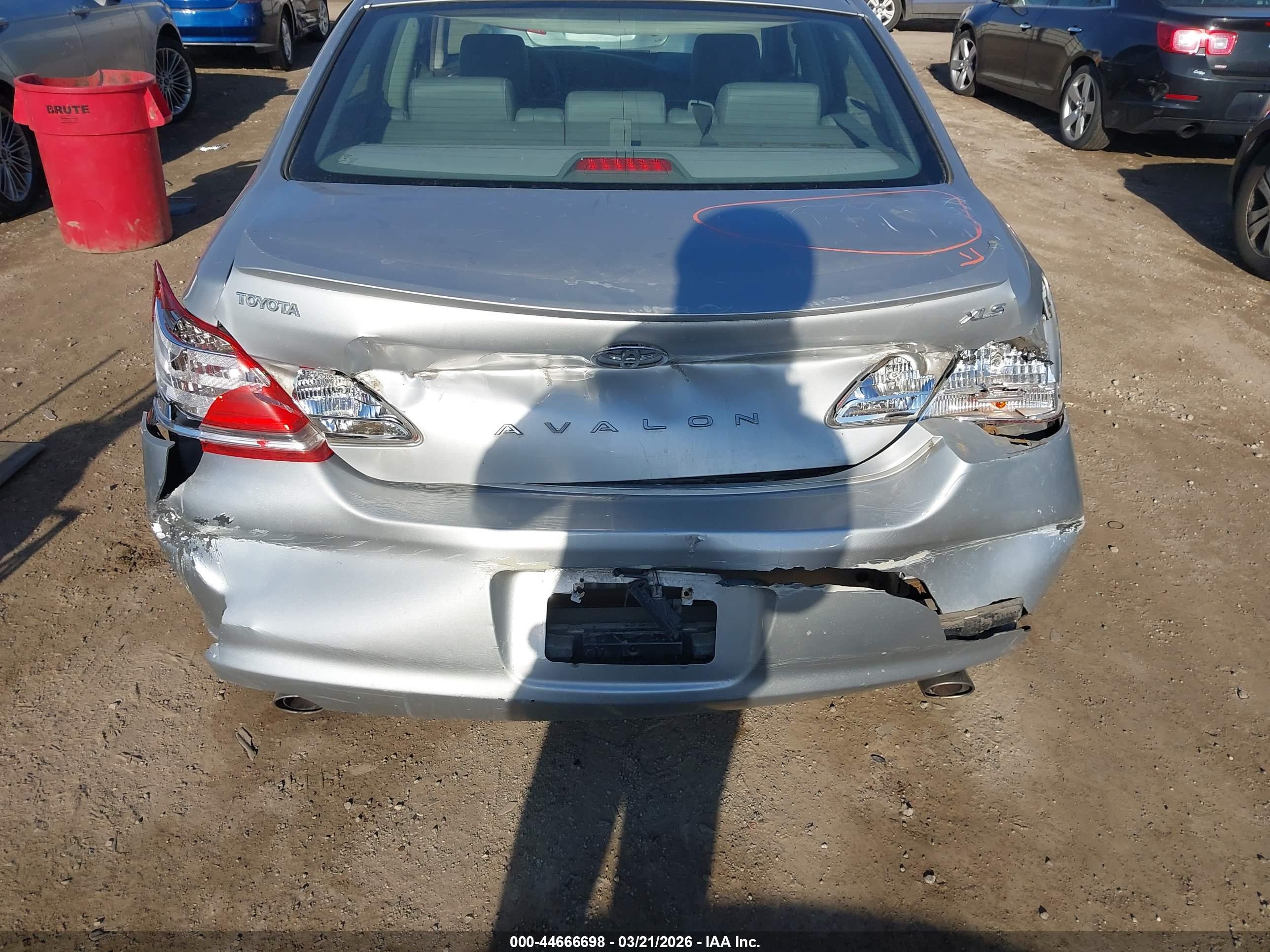 TOYOTA AVALON image 6
