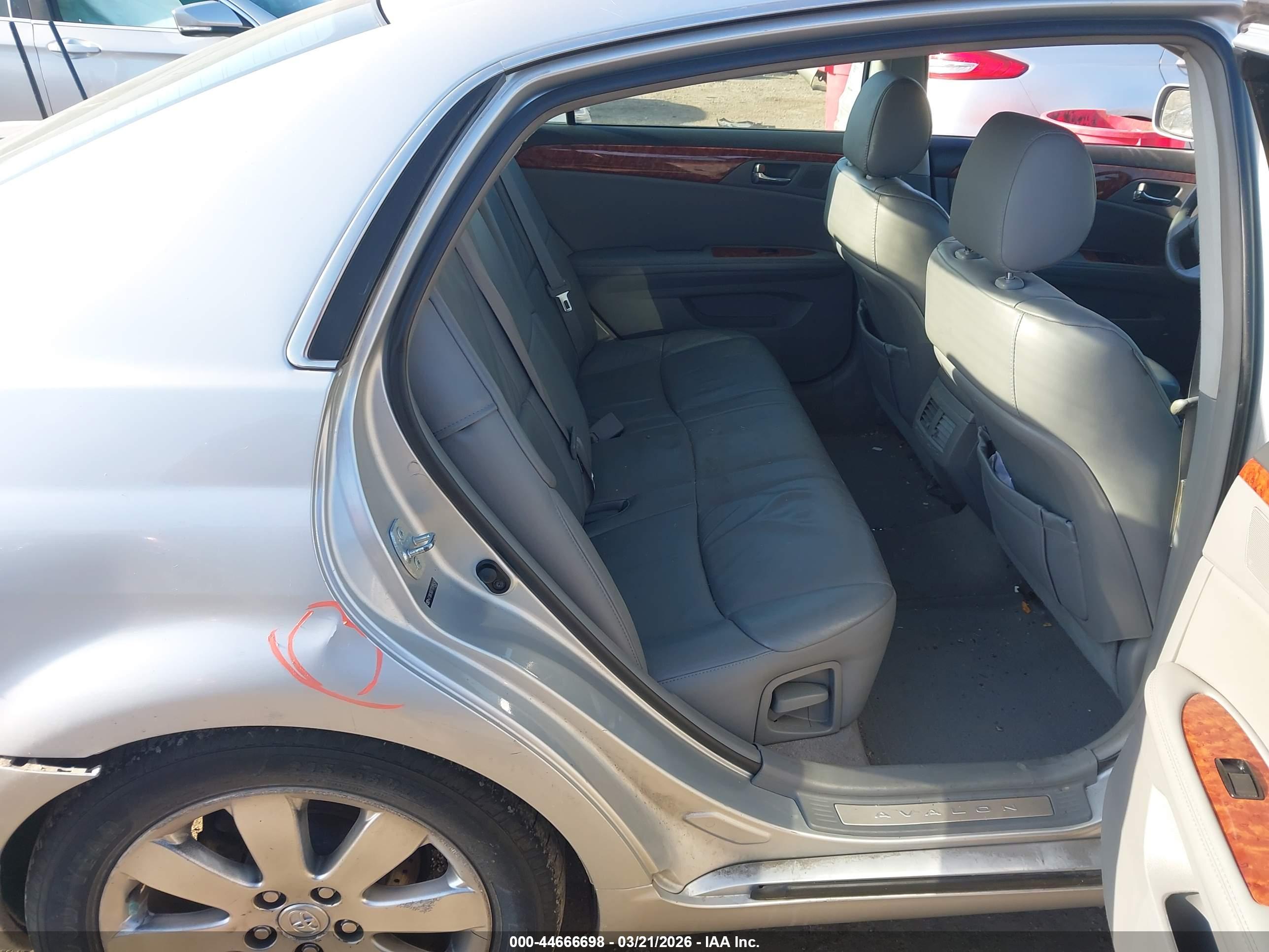 TOYOTA AVALON image 8