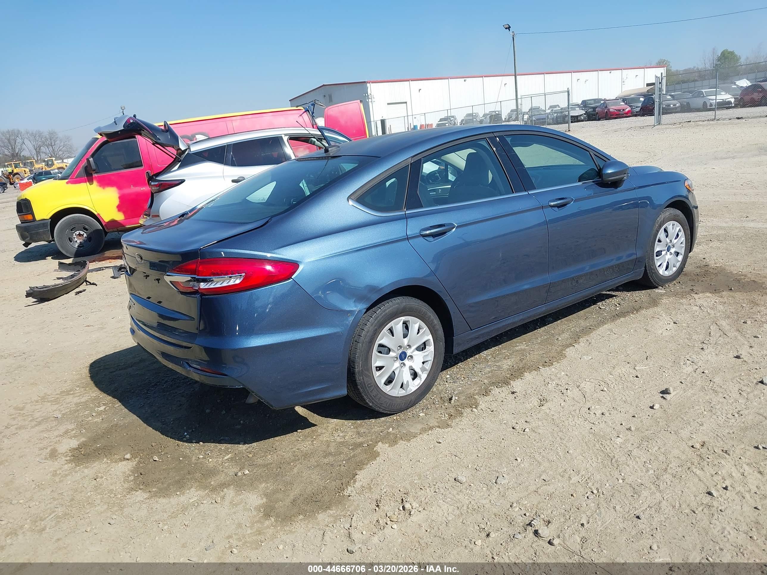 FORD FUSION image 4