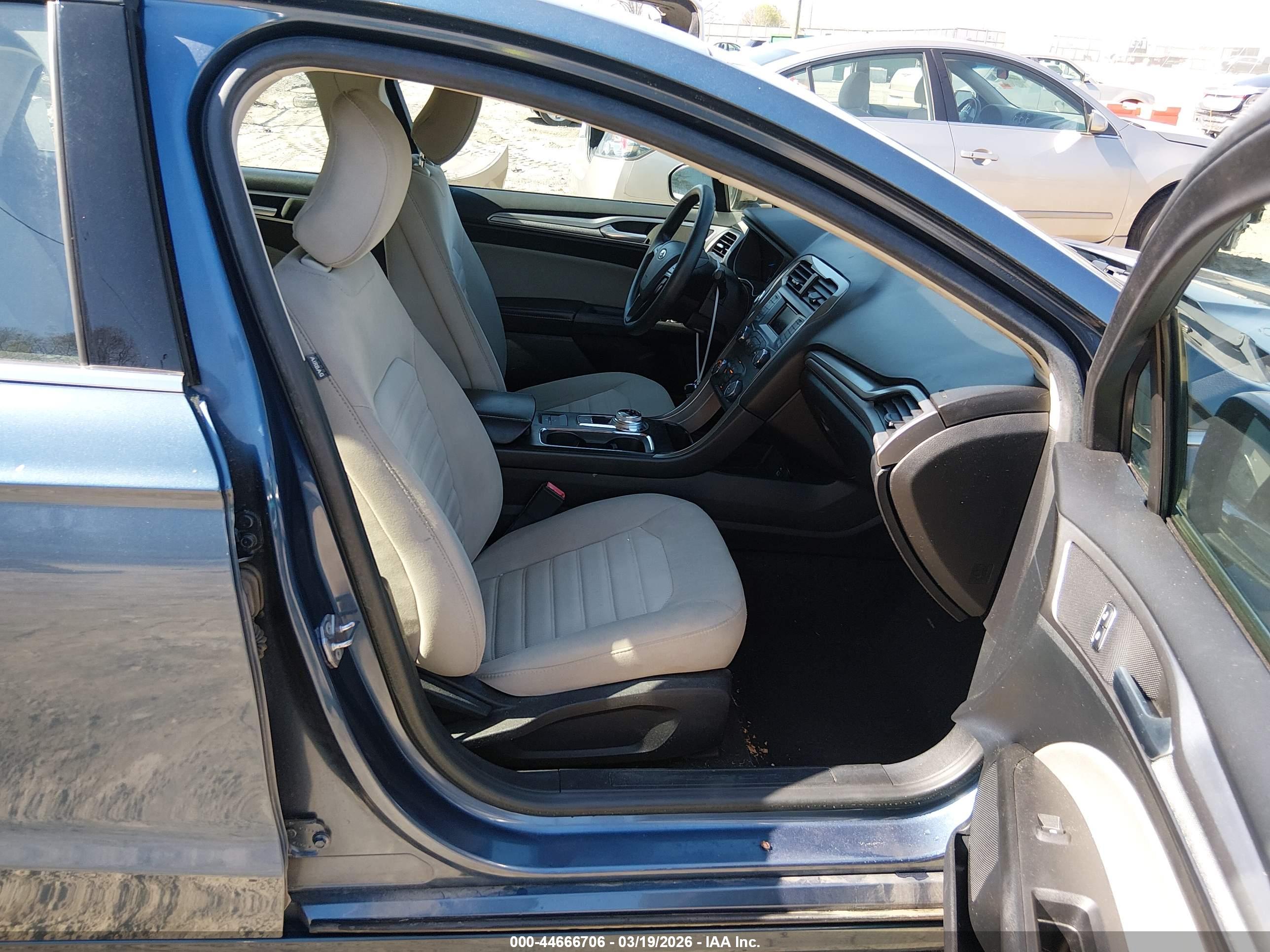 FORD FUSION image 5