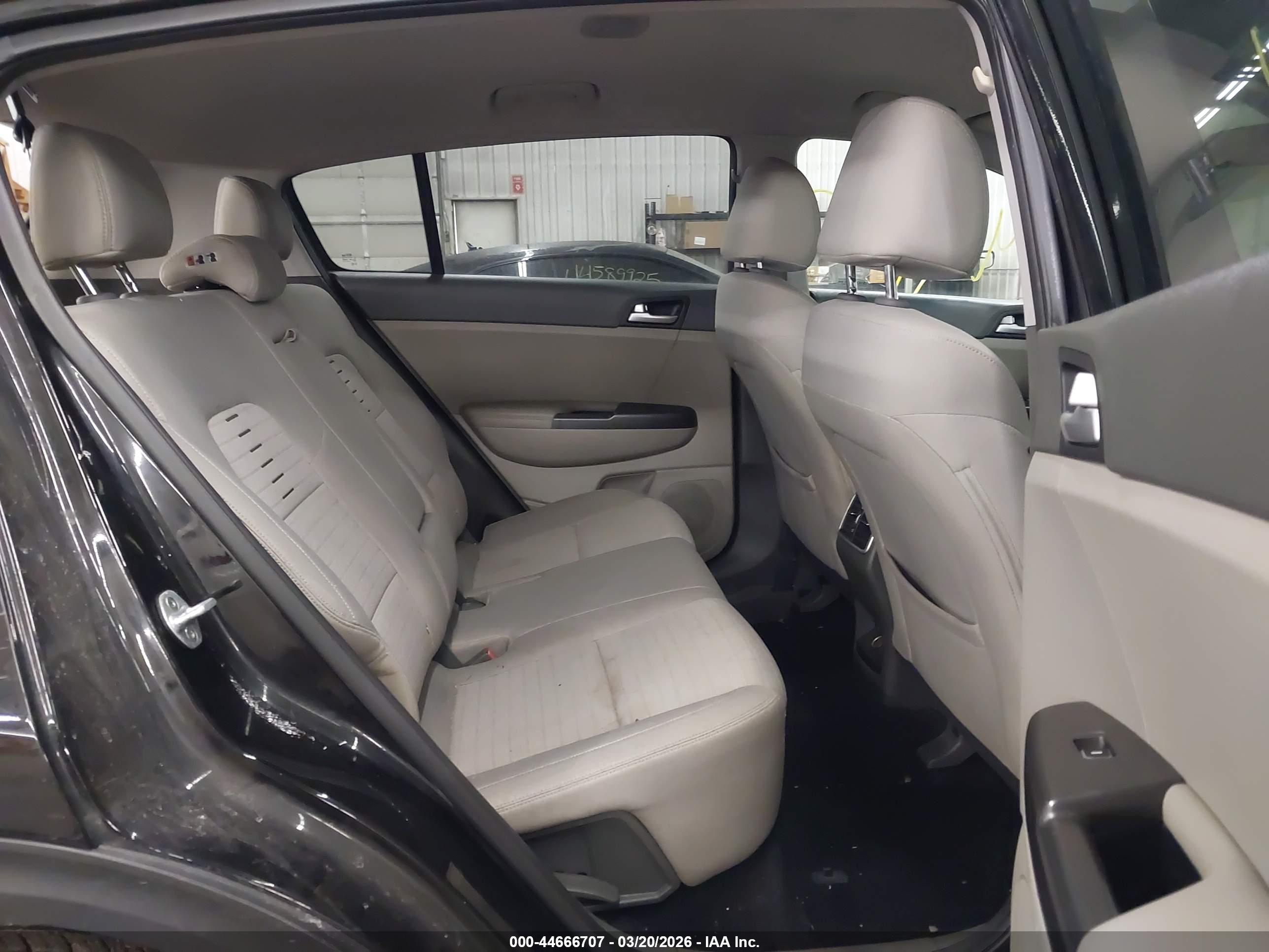 KIA SPORTAGE image 8