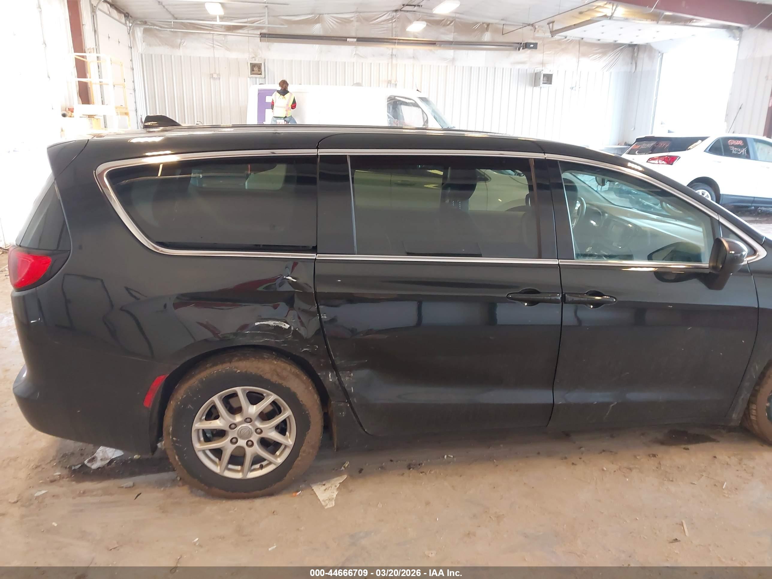 CHRYSLER PACIFICA image 6