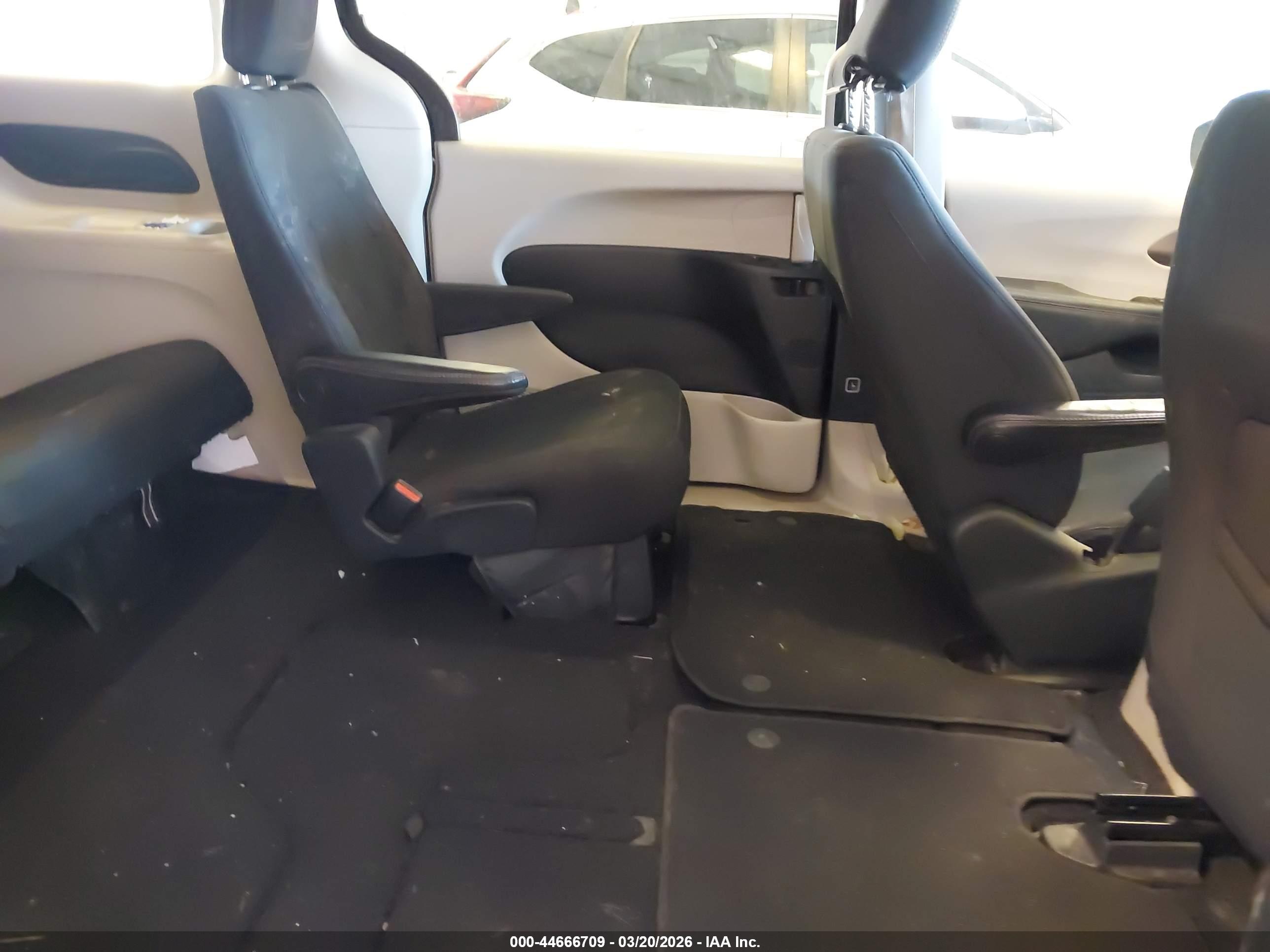 CHRYSLER PACIFICA image 8
