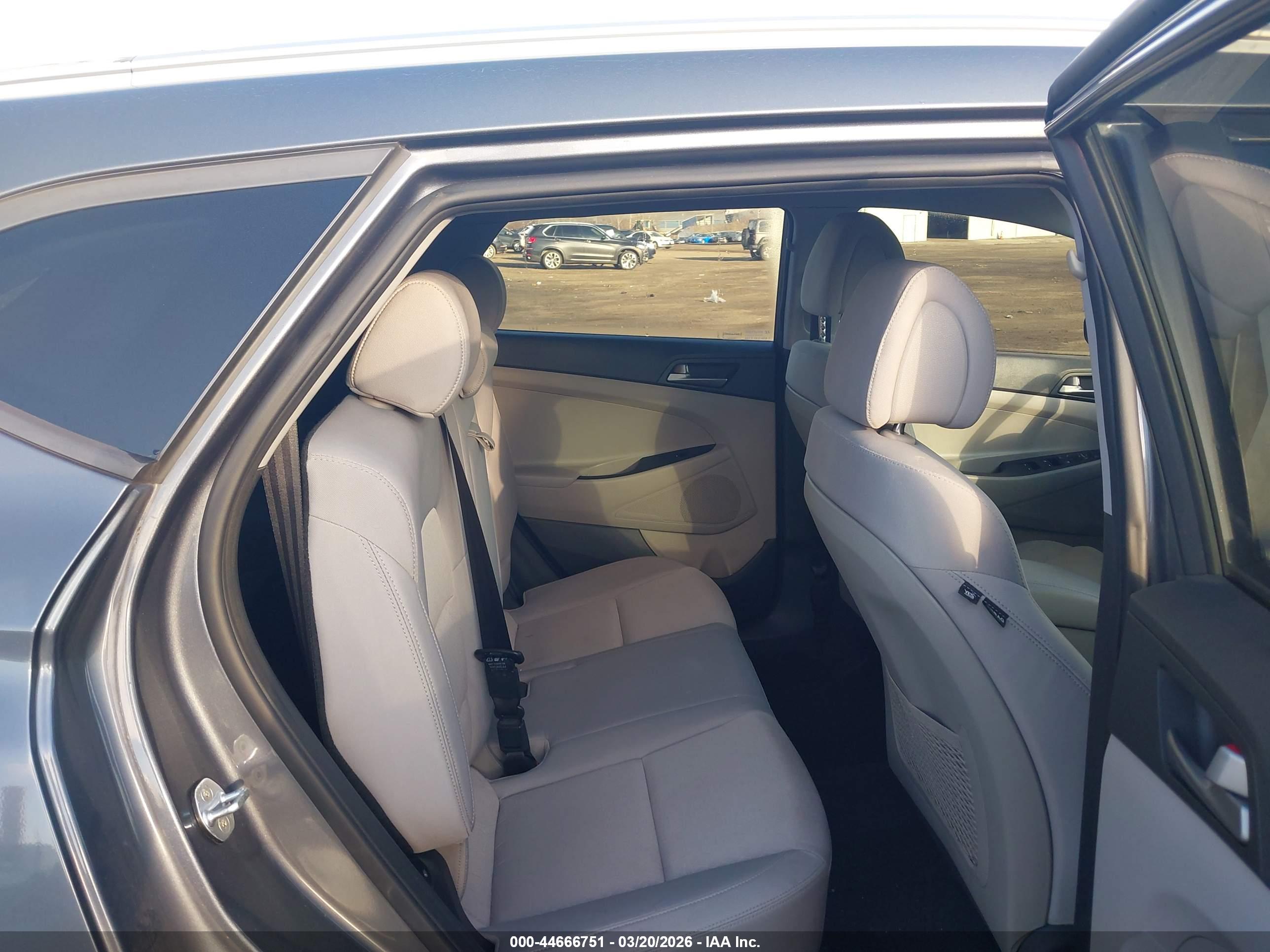 HYUNDAI TUCSON image 8