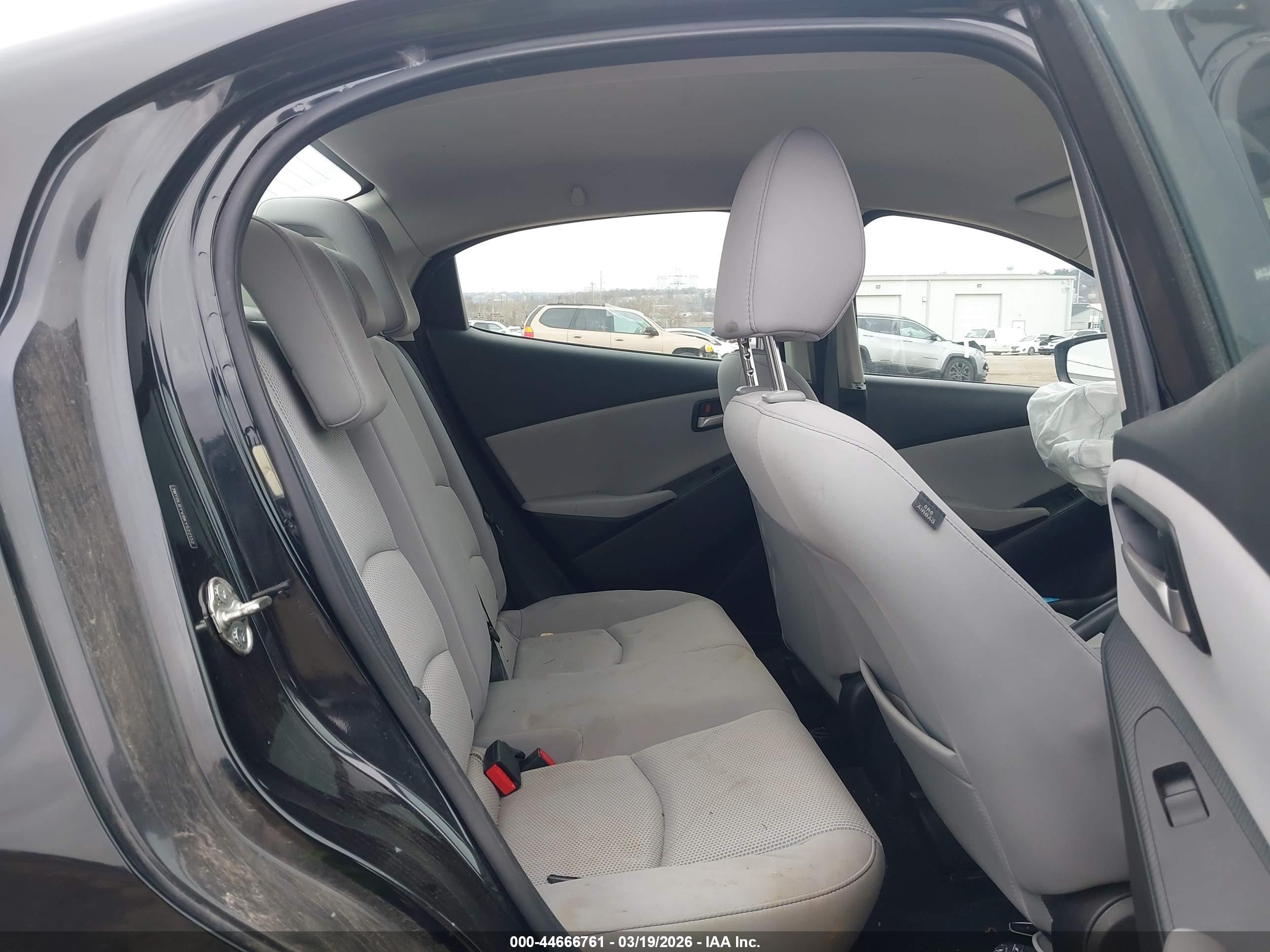 TOYOTA YARIS image 8