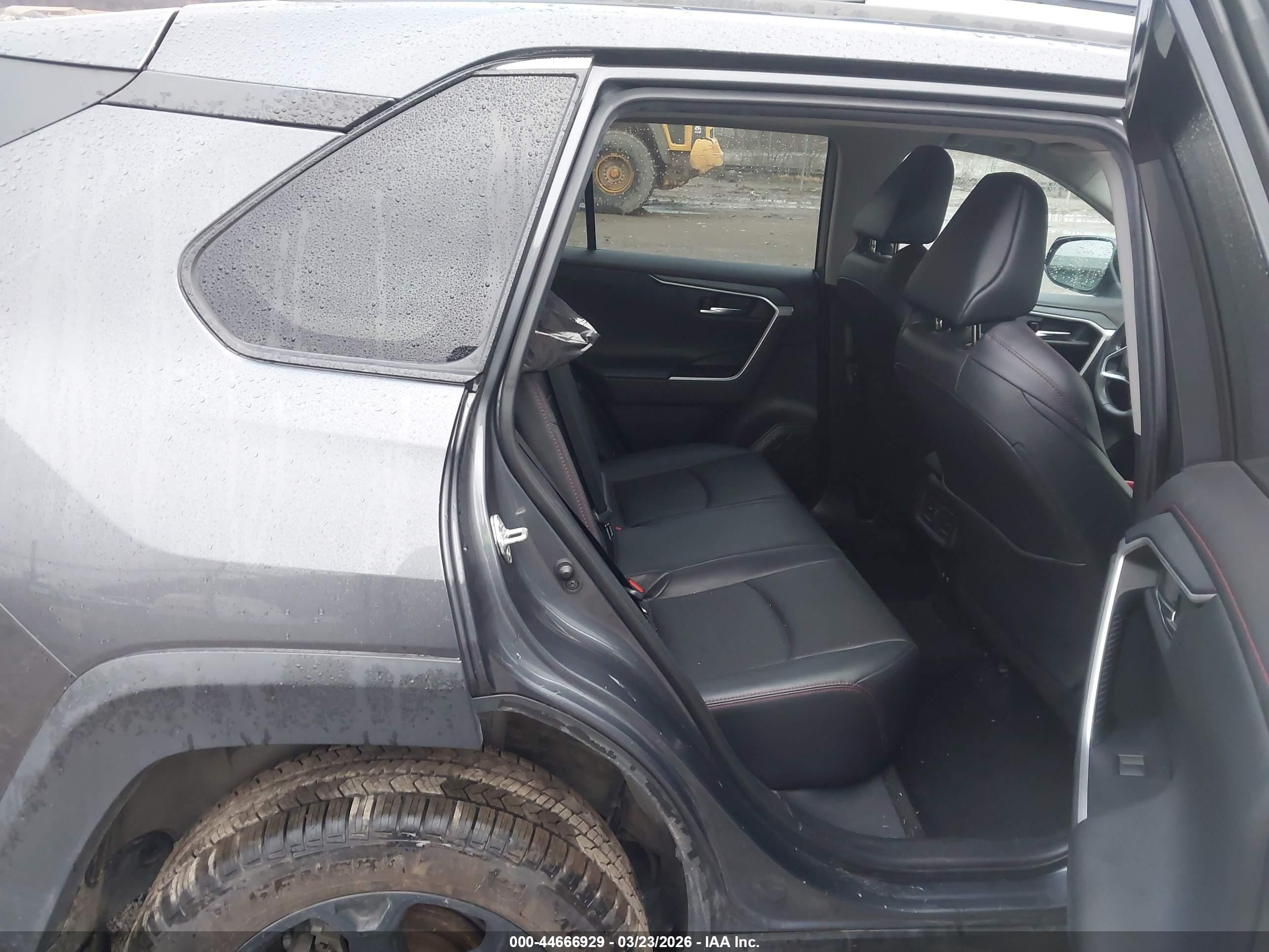TOYOTA RAV4 image 8