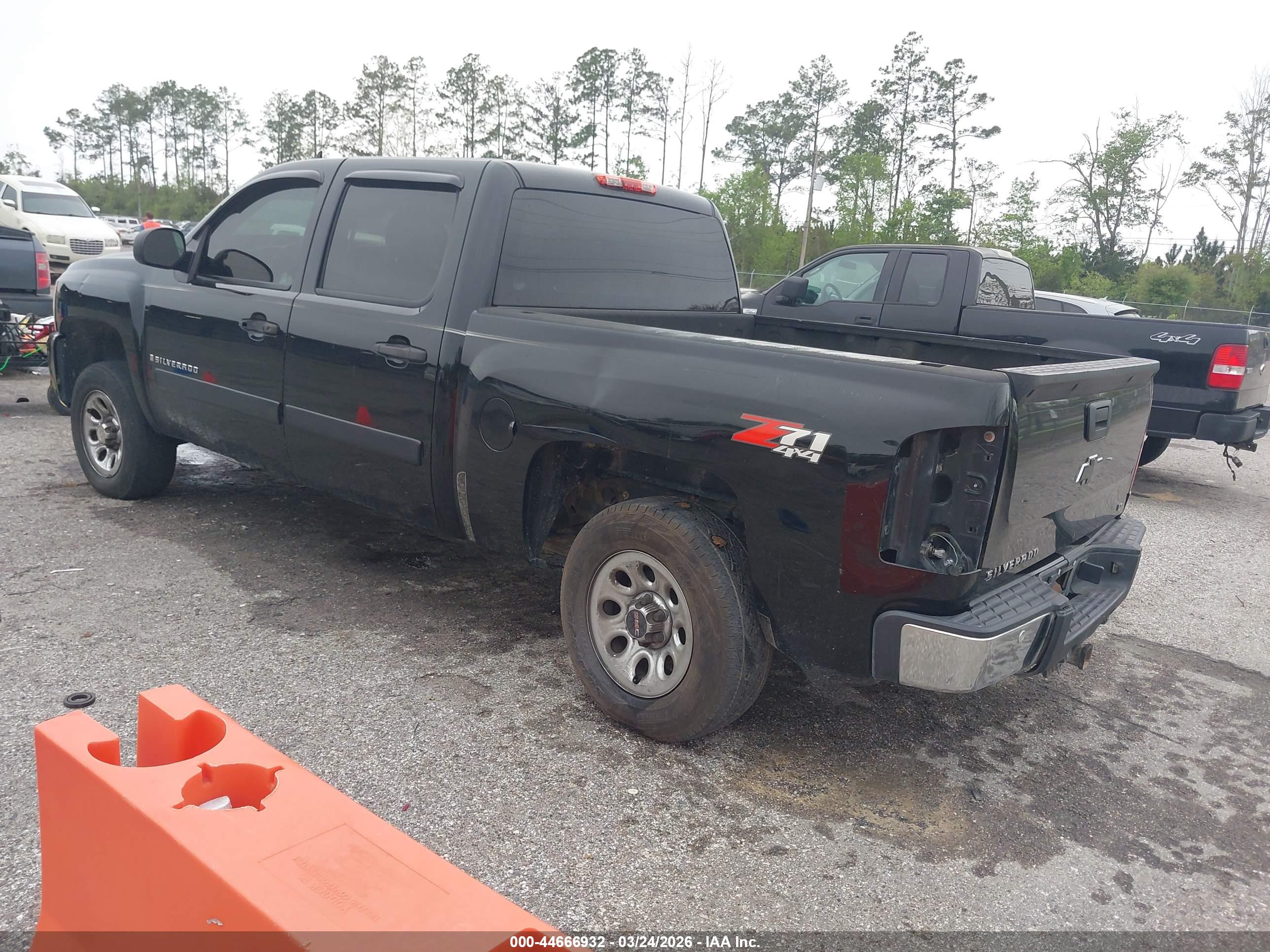 CHEVROLET SILVERADO image 3