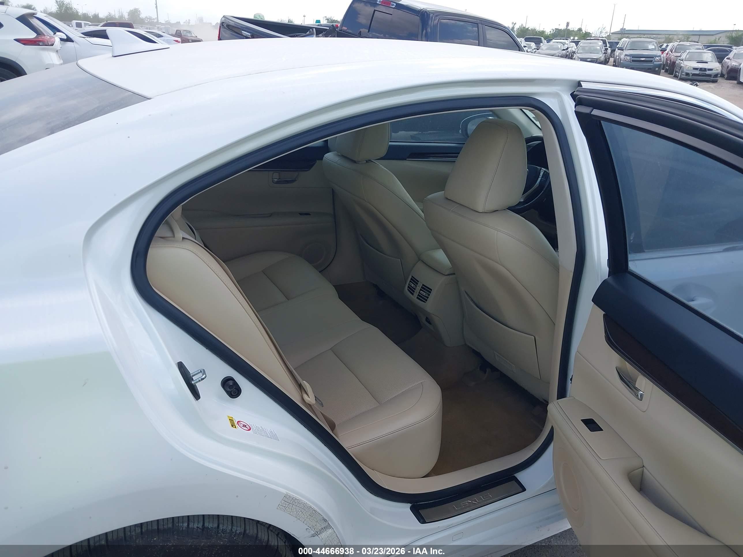 LEXUS ES image 8