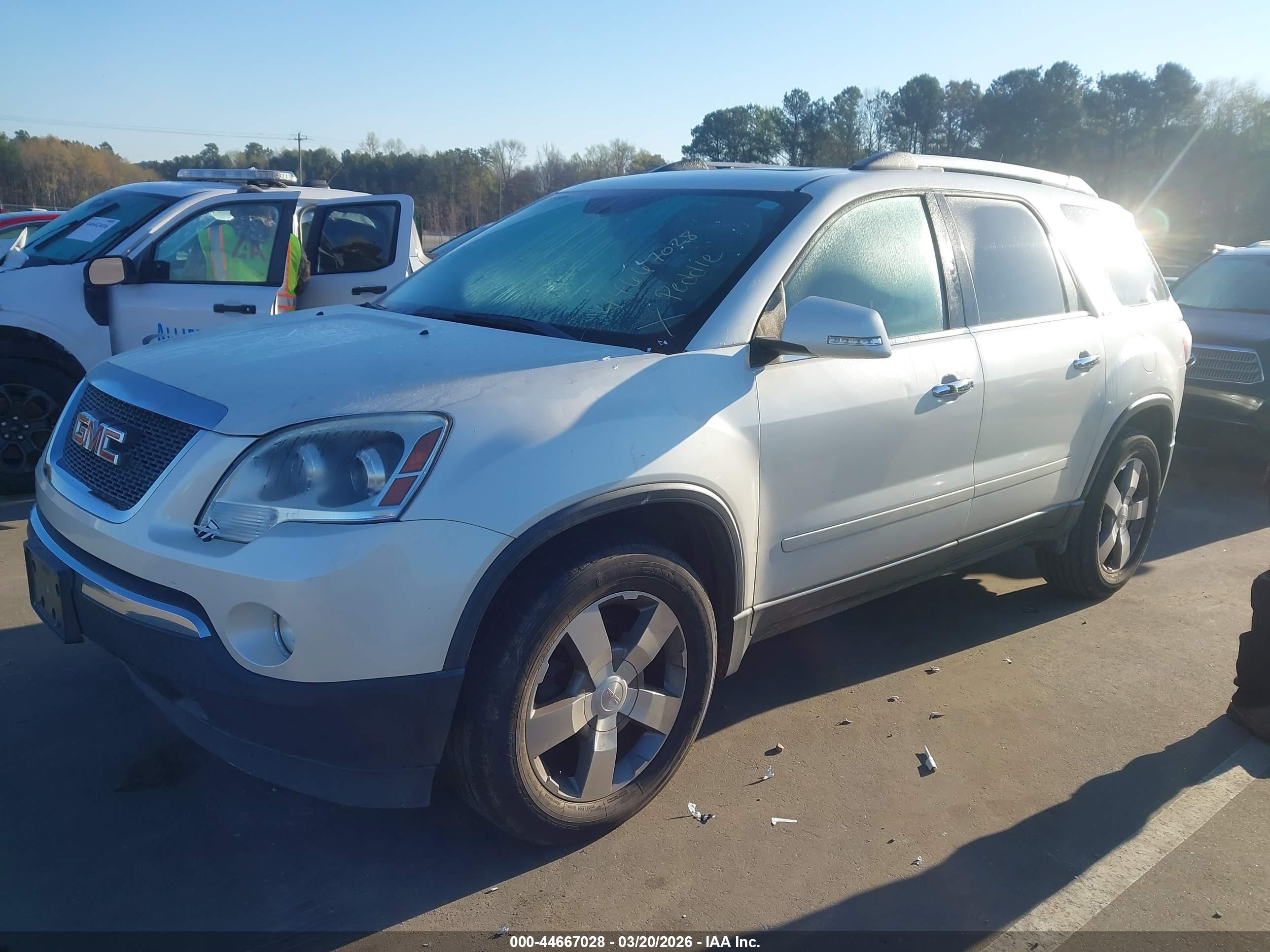 GMC ACADIA image 2
