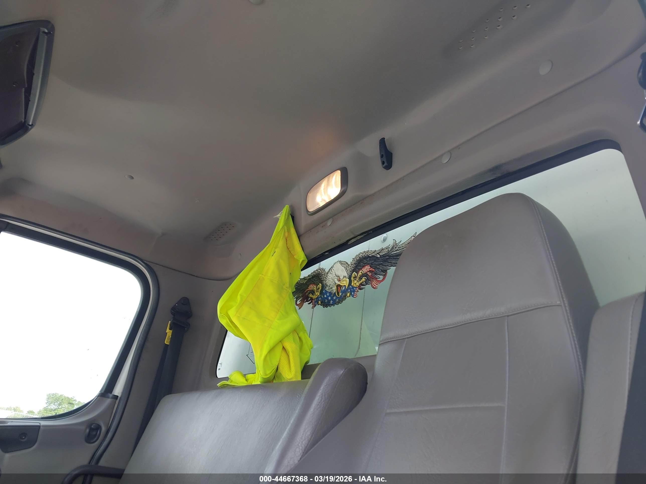 FREIGHTLINER M2 image 8