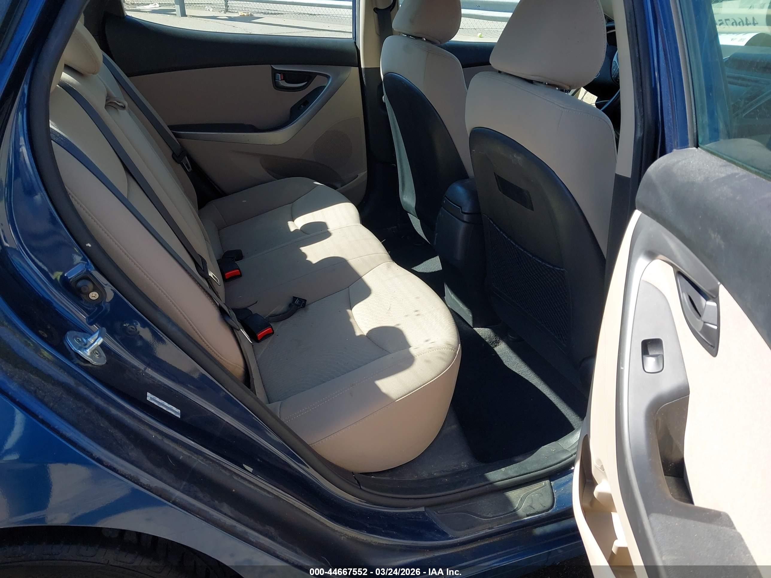 HYUNDAI ELANTRA image 8