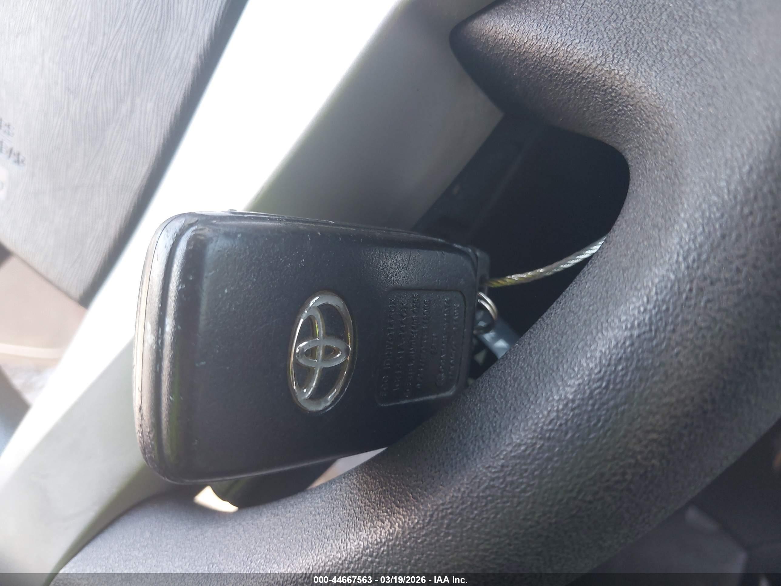 TOYOTA PRIUS image 11