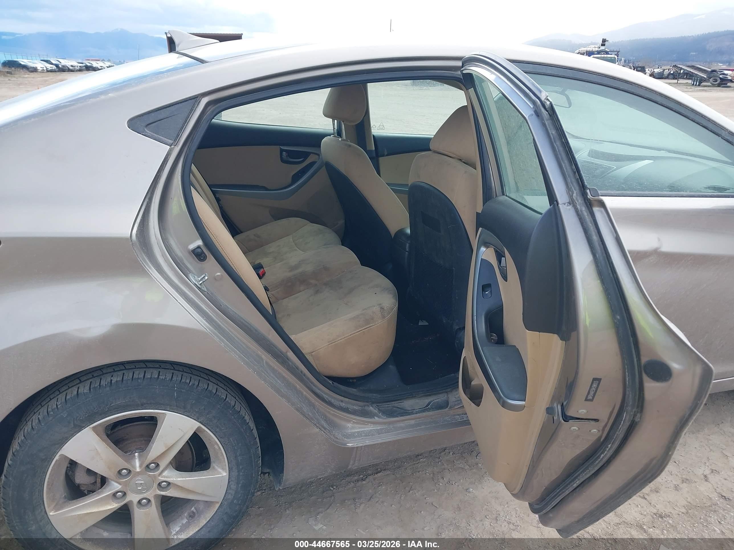 HYUNDAI ELANTRA image 8